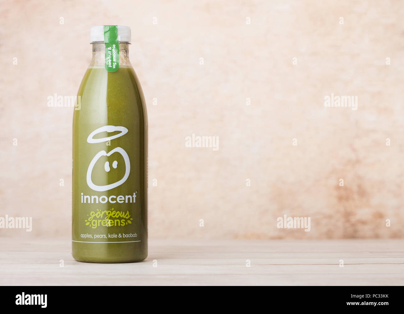 LONDON, Großbritannien - 10 August 2018: Flasche Unschuldige bio Smoothie juice Drink mit Apfel und Birne Geschmack auf hölzernen Hintergrund Stockfoto