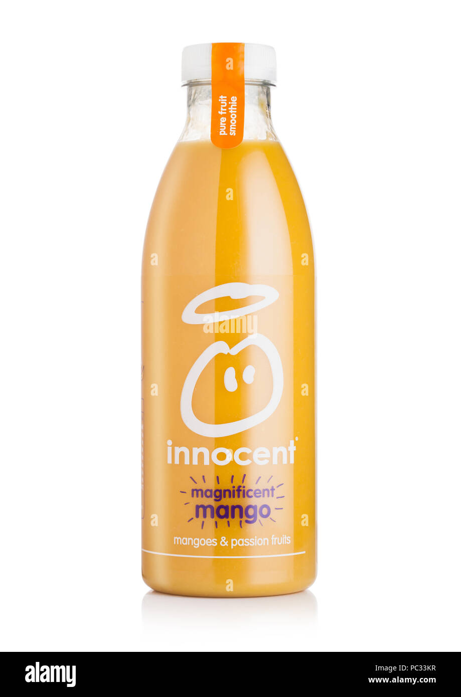 LONDON, Großbritannien - 10 August 2018: Flasche unschuldige Bio smoothie Fruchtsaft Getränk mit Mango Geschmack auf Weiß. Stockfoto