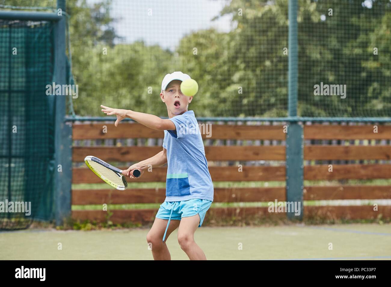 Talentierte junge ist Lernen Tennis spielen. Themen Konzentration, Wettbewerb und Fähigkeiten. Stockfoto
