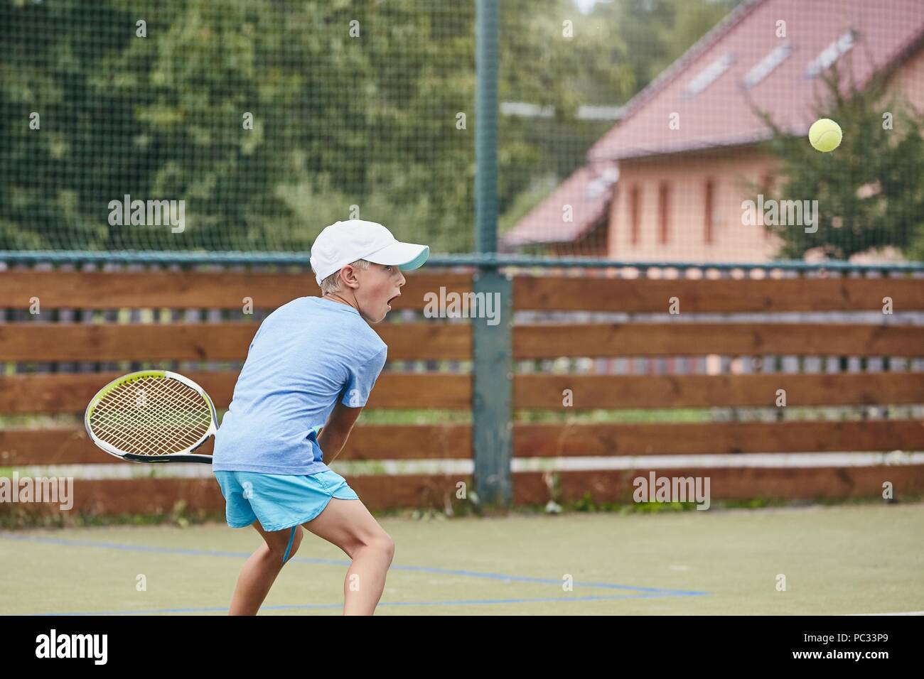 Talentierte junge ist Lernen Tennis spielen. Themen Konzentration, Wettbewerb und Fähigkeiten. Stockfoto