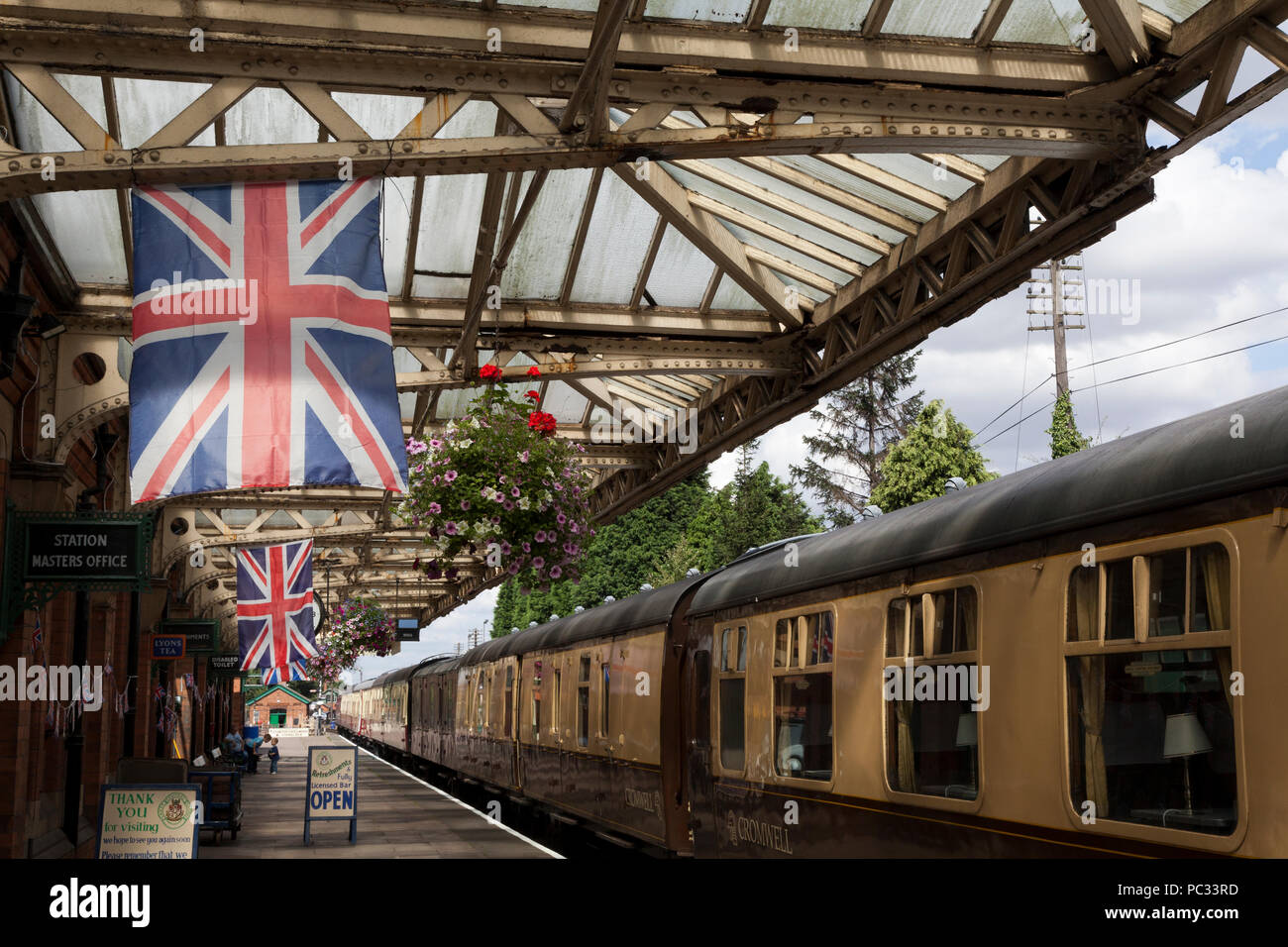 Union Jacks hängen von der Station Baldachin. Stockfoto