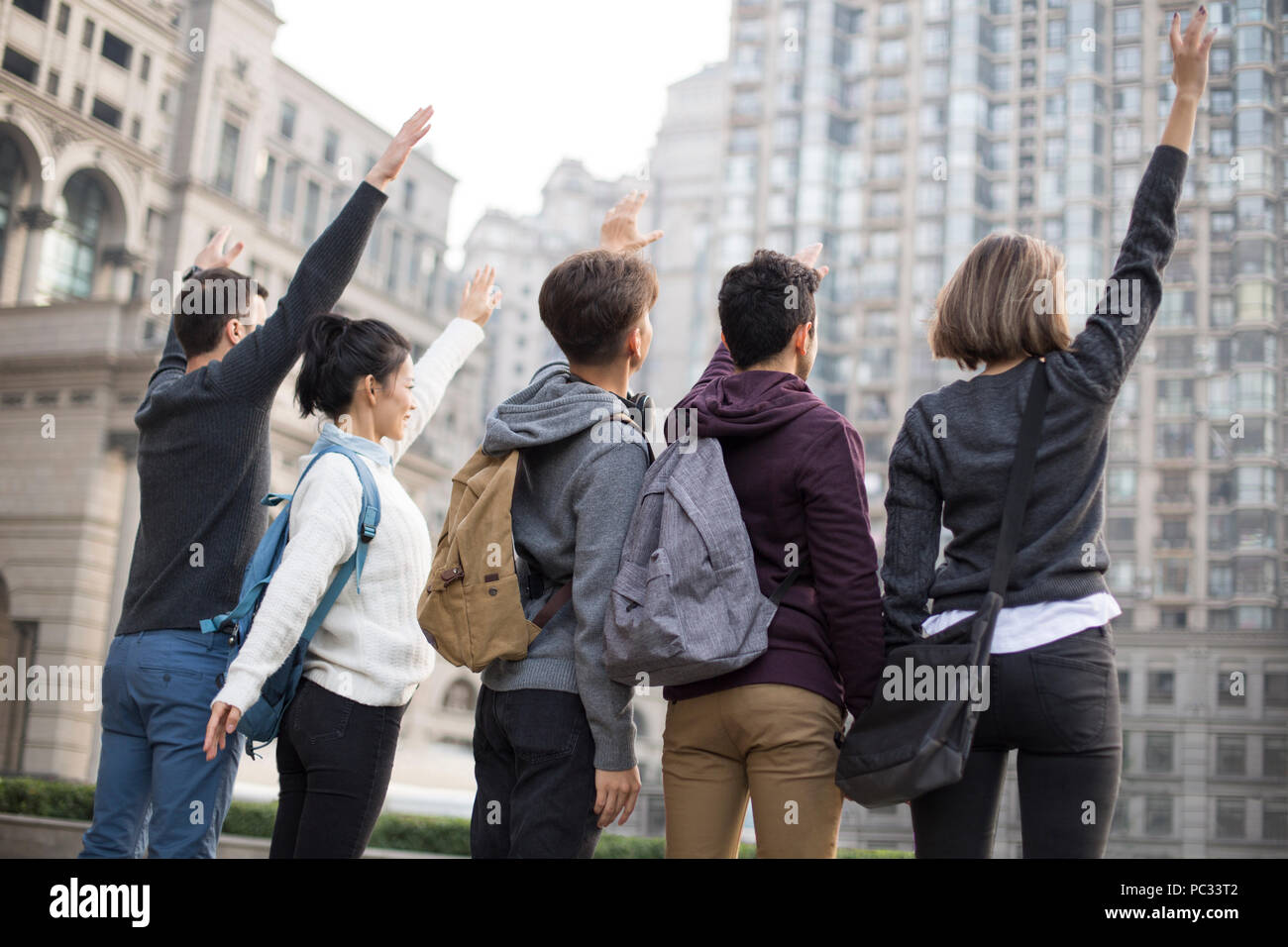 Ansicht der Rückseite des im Ausland Studenten auf dem Campus Stockfoto