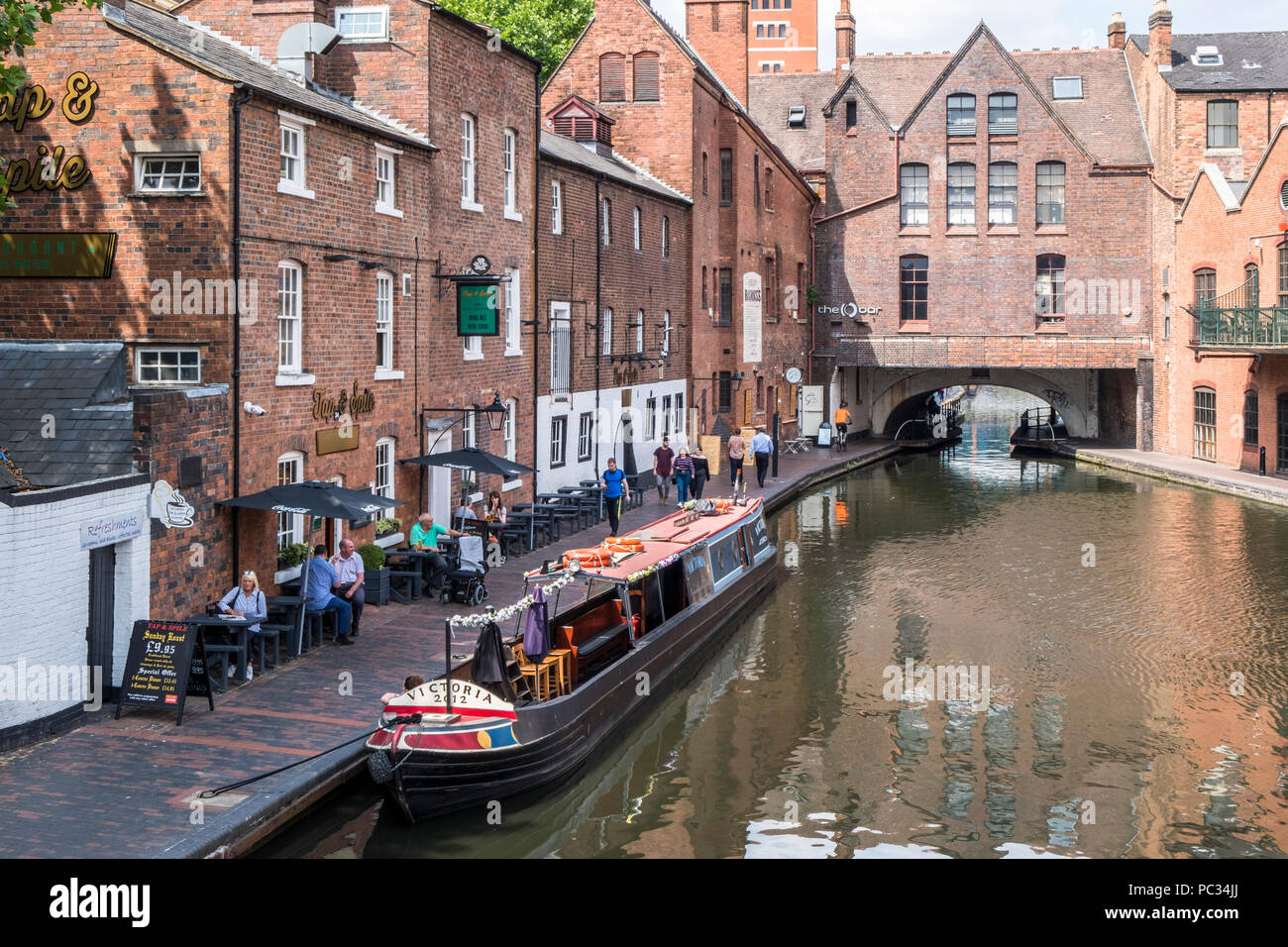 15-04 auf der Birmingham New Mainline Canal günstig neben der Birmingham City Centre Weg mit Tunnel hinaus Broad Street, Birmingham, Großbritannien Stockfoto