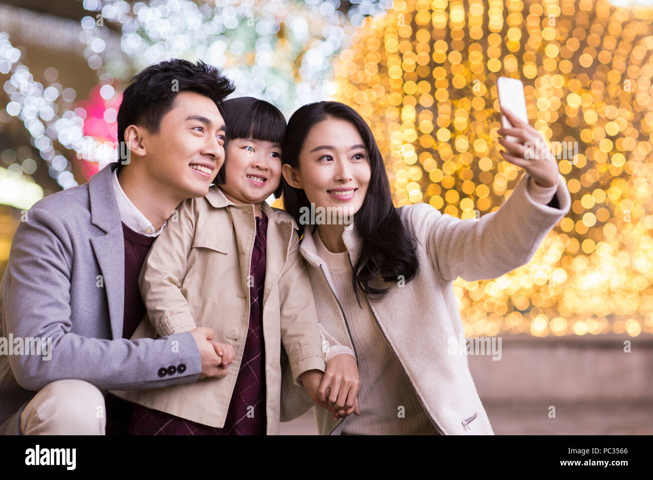 Fröhliche junge chinesische Familie Selbstportrait mit smart phone Stockfoto