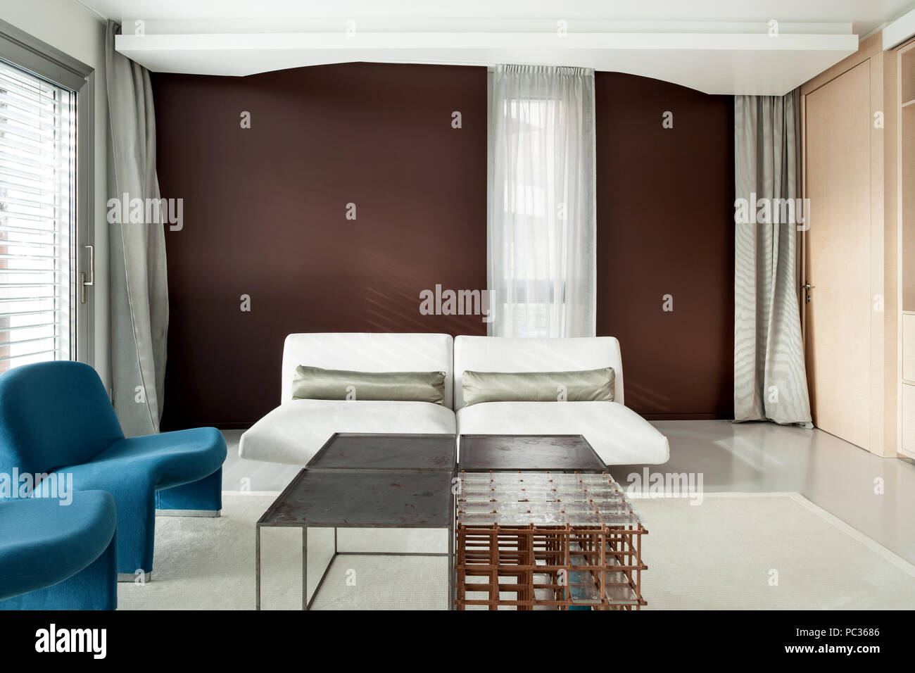 Apartment im luxuriösen, komfortablen Wohnzimmer mit modernen Möbeln Stockfoto