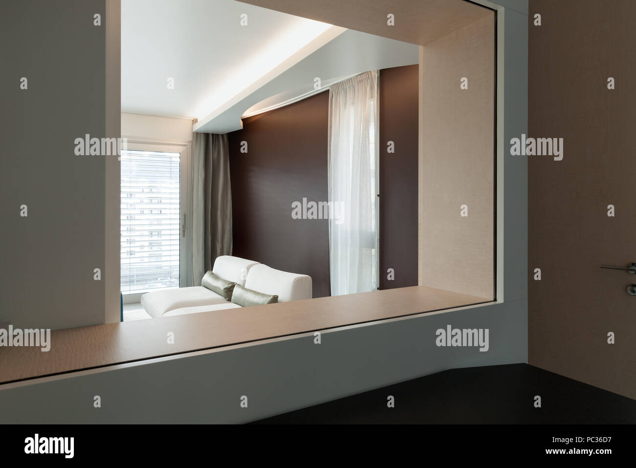 Apartment im luxuriösen, modernen Wohnzimmer Blick aus einem Fenster innen- Stockfoto