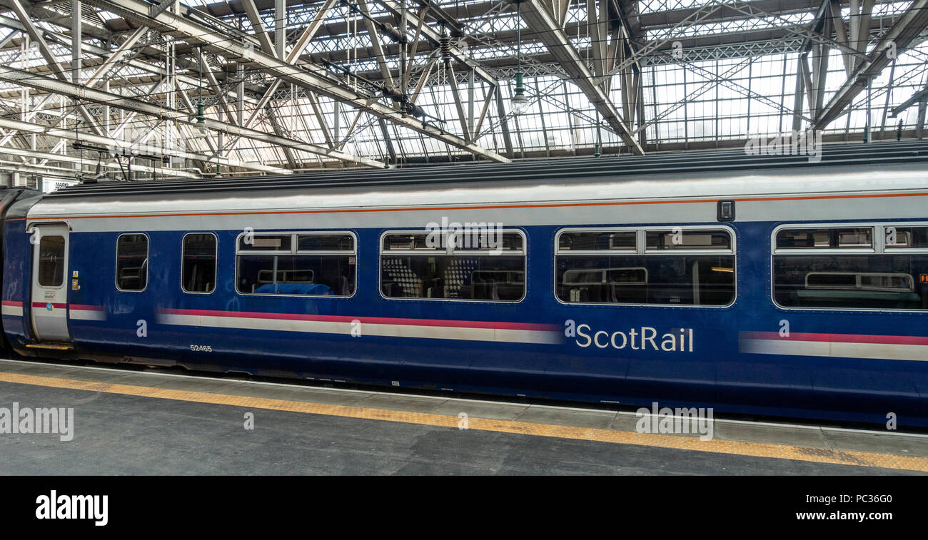 Scotrail Waggon in der alten First Scotrail Lackierung, staitionary in Glasgow Central Station, Schottlands größte Bahnhof. Stockfoto