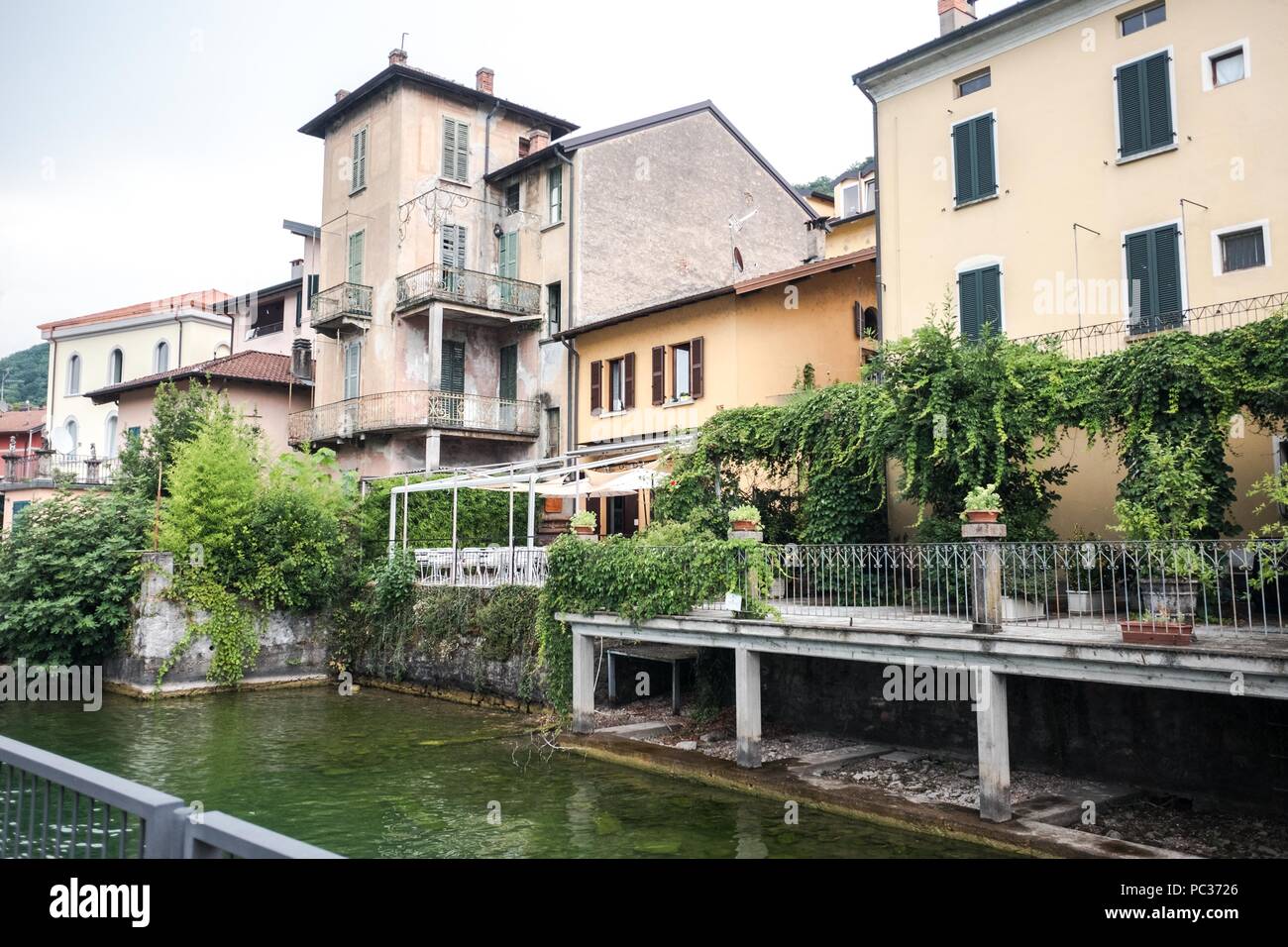 Porto Ceresio ist eine Gemeinde (Gemeinde) am Luganer See in der Provinz Varese in der italienischen Region Lombardei, liegt etwa 50 Kilometer (31 Meilen Stockfoto