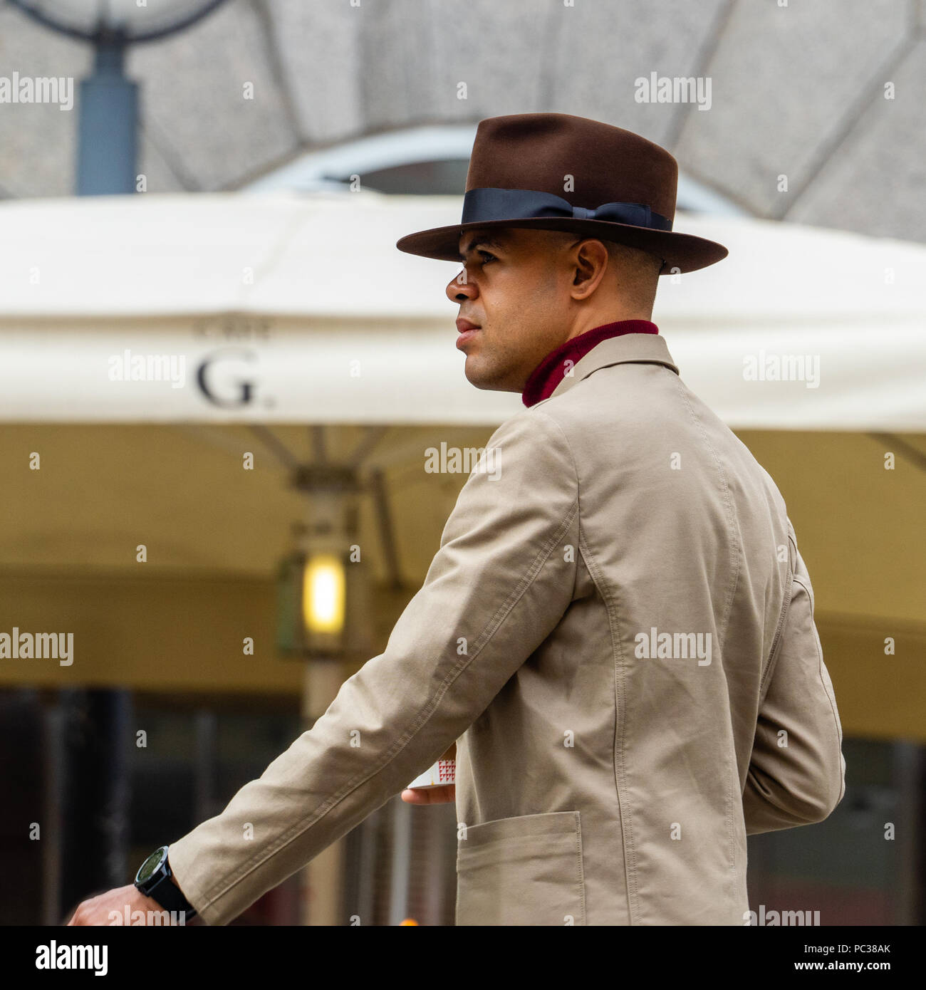 Gut gekleidet, gepflegten Mann in Anzug und braunen Fedora Stockfoto