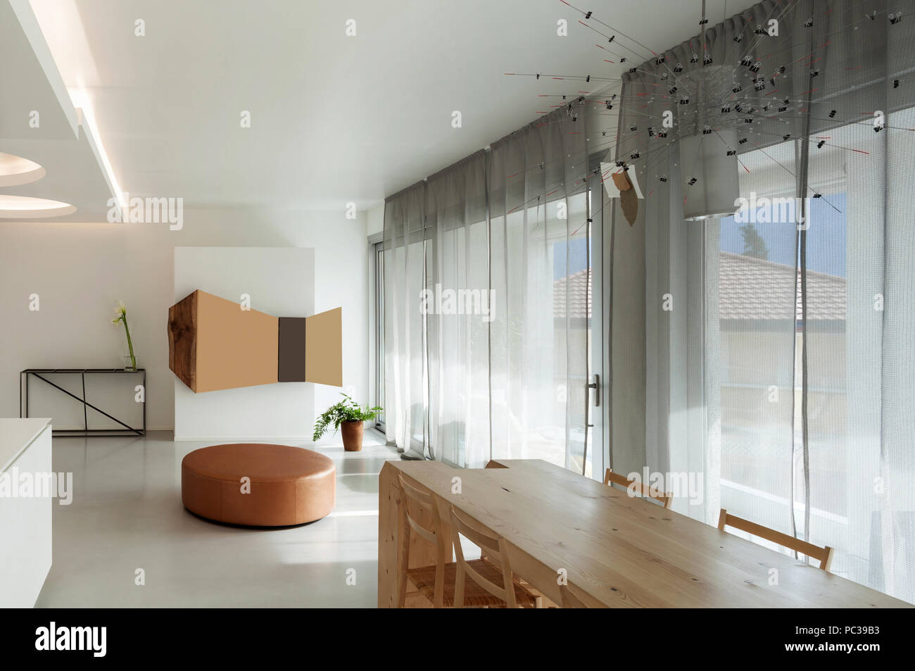Apartment im luxuriösen, komfortablen Speisesaal mit modernen Möbeln Stockfoto