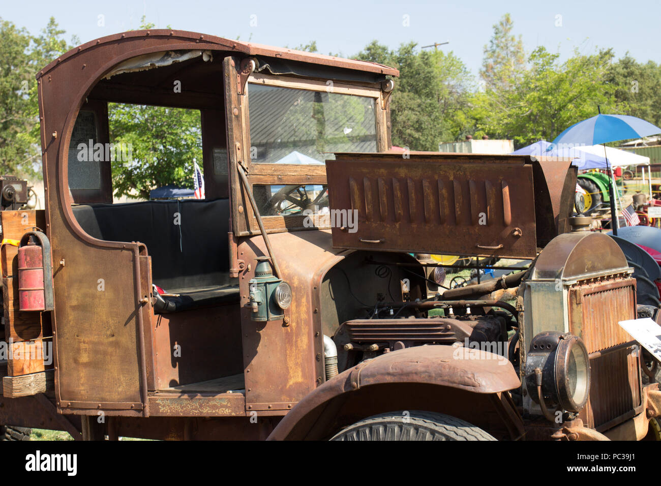 Vintage Rusty Lkw mit Haube öffnen Stockfoto