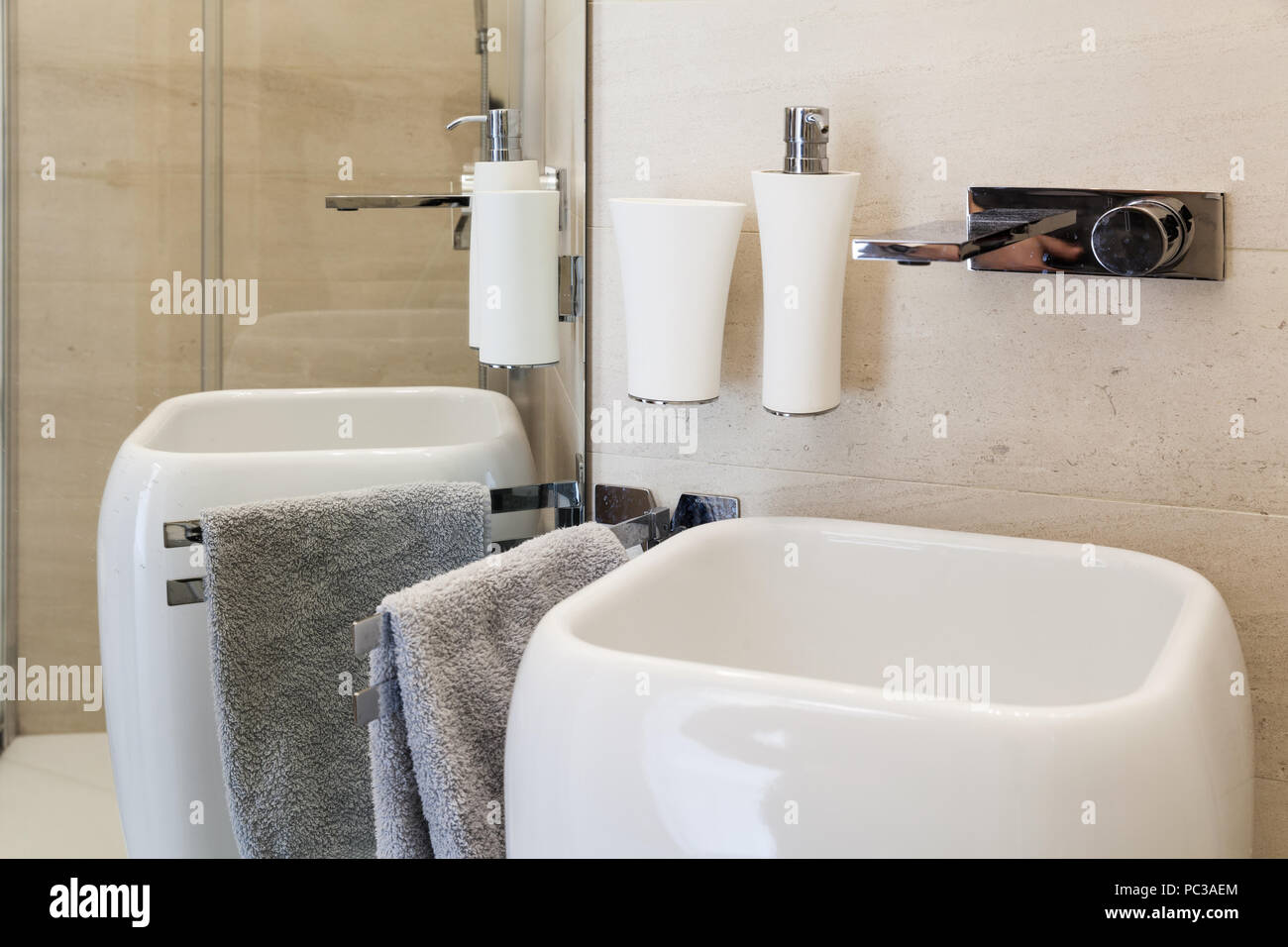 Moderne Badezimmer, design Waschbecken aus Keramik Stockfoto