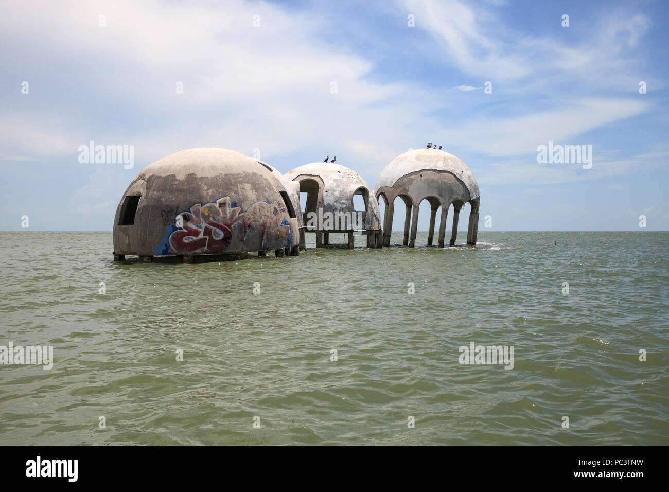 Blauer Himmel über dem Cape Romano Dome House Ruinen in der Golfküste von Florida Stockfoto