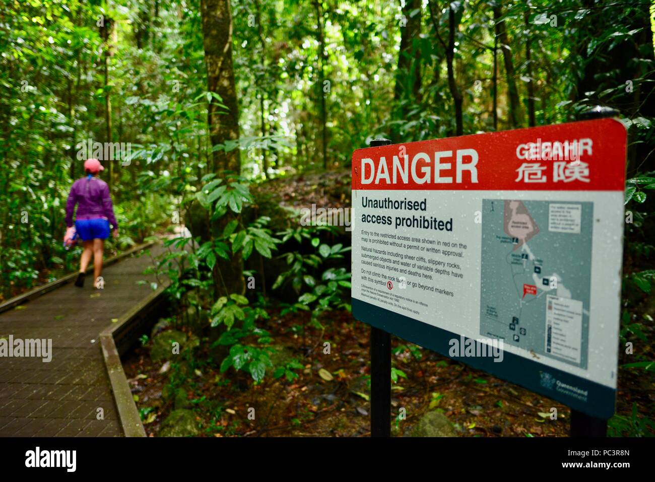 Gefahrzeichen über den unberechtigten Zugriff auf verbotene Bereiche des Josephine auf der Josephine Falls gehen, Bartle Frere, QLD, Australien Stockfoto