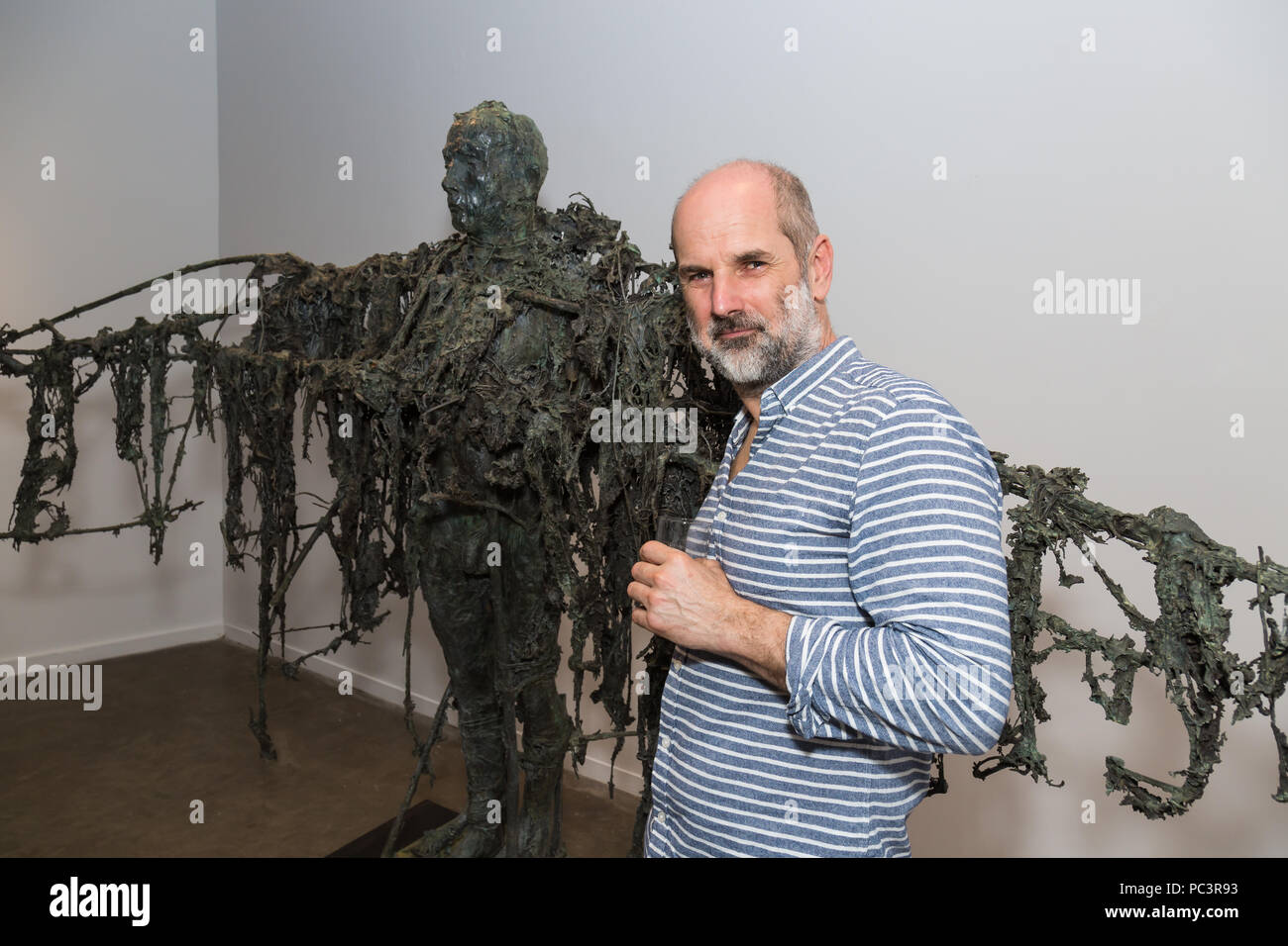 Laurence Edwards startet seine Skulptur Ausstellung in Maria Ort Gallery, Sydney. Eine vielfältige Auswahl an gebräunte Figuren. Stockfoto