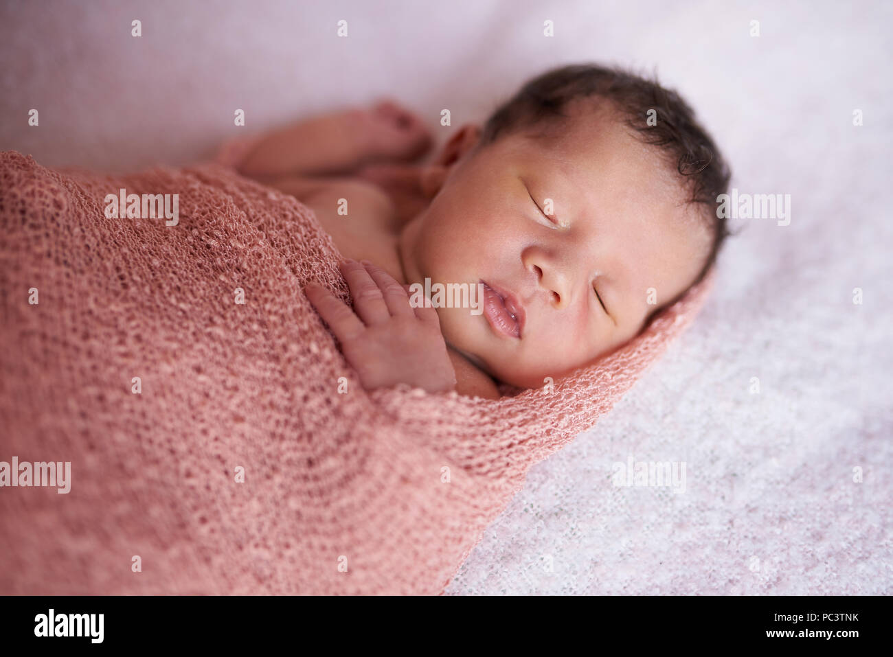 Close-up Portrait von niedlichen neugeborenen Baby schläft auf weichem Hintergrund Stockfoto