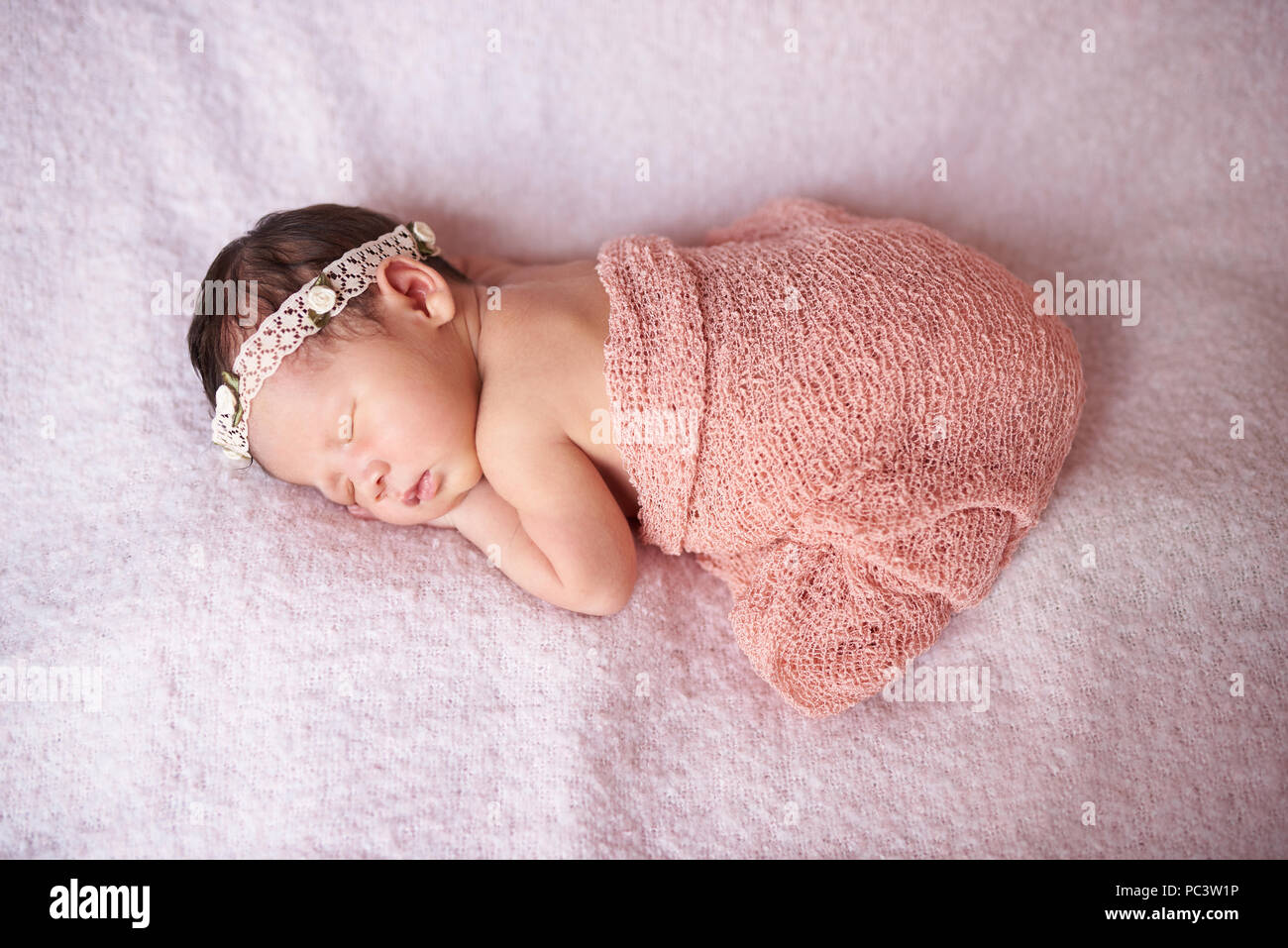 Ein neugeborenes Baby schlafen auf graue Decke über der Ansicht von oben Stockfoto