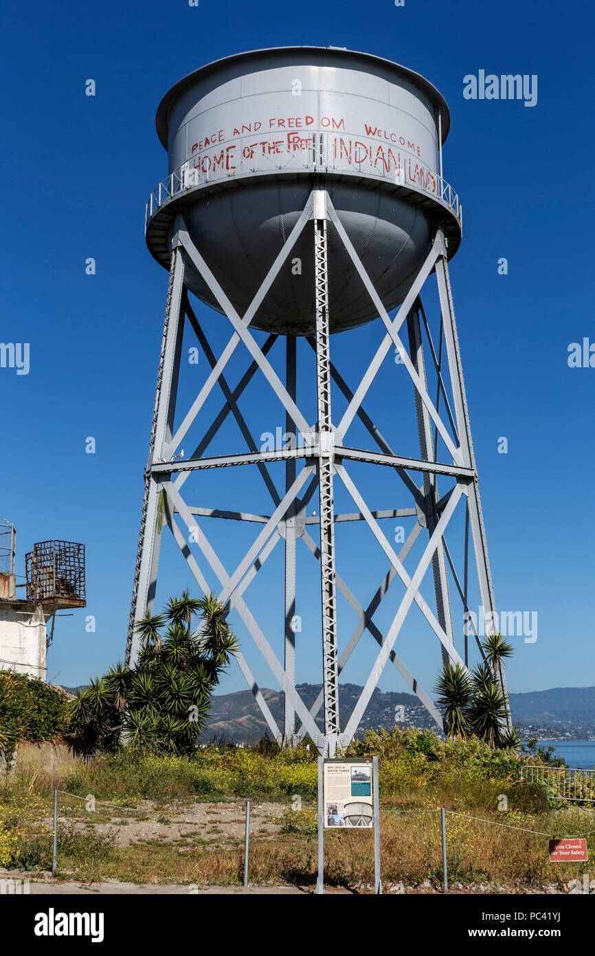 Wasserturm mit indischen Besetzung Graffiti, Alcatraz Island, San Francisco, Kalifornien, Vereinigte Staaten von Amerika, Samstag, Juni 02, 2018. Stockfoto