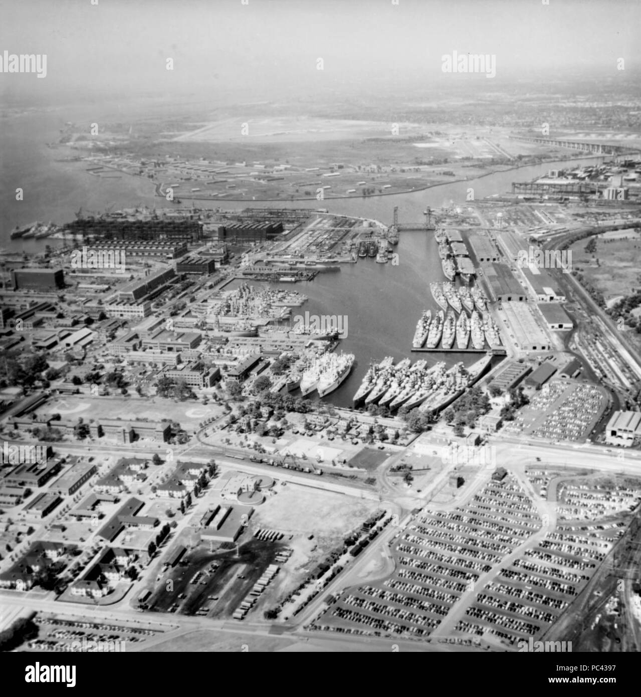 Luftaufnahme des Philadelphia Naval Shipyard finden Becken am 19. Mai 1955 Stockfoto