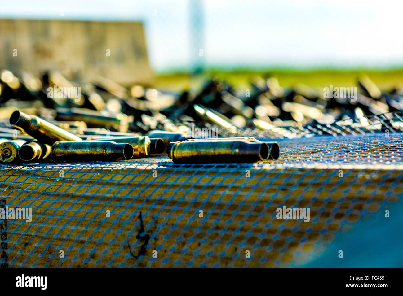 Verbrachte Gehäuse sind für Sie während des Betriebs Cold Steel II wog sortiert und durch die US-Armee die zivilen Angelegenheiten und psychologische Operations Command (Airborne), 18. Juli 2018 Gemeinsame Basis Mc Guire-Dix - Lakehurst, N.J. gehostet Betrieb Cold Steel ist der US-Armee finden Crew - Serviert Waffen Qualifizierung und Validierung ausüben, um sicherzustellen, dass America's Army Reserve Einheiten und Soldaten ausgebildet sind und bereit, kurzfristig als Teil bereit, Kraft X zu implementieren und überall auf der Welt bekämpfen - bereit und tödlichen Feuerkraft zur Unterstützung der Armee und unsere gemeinsamen Partner bringen. (U.S. Armee finden Foto von SPC. Stockfoto