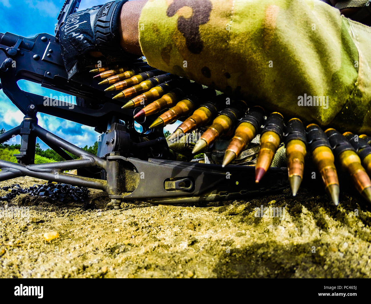 Munition ist in ein M240B Maschinengewehr im Betrieb Cold Steel II geladen, durch die US-Armee die zivilen Angelegenheiten und psychologische Operations Command (Airborne), 23. Juli 2018 Gemeinsame Basis Mc Guire-Dix - Lakehurst, N.J. gehostet Betrieb Cold Steel ist der US-Armee finden Crew - Serviert Waffen Qualifizierung und Validierung ausüben, um sicherzustellen, dass America's Army Reserve Einheiten und Soldaten ausgebildet sind und bereit, kurzfristig als Teil bereit, Kraft X zu implementieren und überall auf der Welt bekämpfen - bereit und tödlichen Feuerkraft zur Unterstützung der Armee und unsere gemeinsamen Partner bringen. (U.S. Armee finden Foto von SPC. B Stockfoto