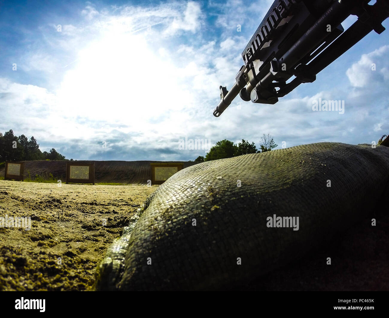 Ein M240B Maschinengewehr sitzt auf der Schusslinie in Vorbereitung für die Qualifizierung im Betrieb Cold Steel II, durch die US-Armee die zivilen Angelegenheiten und psychologische Operations Command (Airborne), 23. Juli 2018 Gemeinsame Basis Mc Guire-Dix - Lakehurst, N.J. gehostet Betrieb Cold Steel ist der US-Armee finden Crew - Serviert Waffen Qualifizierung und Validierung ausüben, um sicherzustellen, dass America's Army Reserve Einheiten und Soldaten ausgebildet sind und bereit, kurzfristig als Teil bereit, Kraft X zu implementieren und überall auf der Welt bekämpfen - bereit und tödlichen Feuerkraft zur Unterstützung der Armee und unsere gemeinsamen Partner bringen. (U. Stockfoto