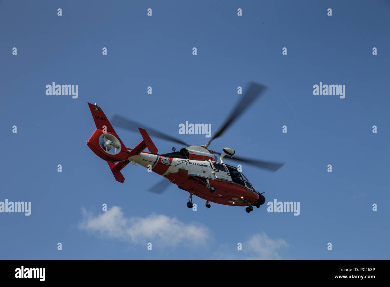 Einem MH-65 Dolphin Helikopter der Küstenwache Air Station Savannah zugeordnet fährt eine Landing Zone an Bord Naval Hospital Beaufort bei der Suche und Rettung (SAR) Übung zum 27. Juli. Marine Corps Air Station Beaufort Mieter Einheiten arbeitete Seite an Seite mit der US-Marine, Naval Hospital Beaufort, Savannah Coast Guard und lokalen Ersthelfer die Übung durchzuführen. Die Ausbildung war der erste SAR-Übung für F-35 B Blitz II Piloten. Es ist nicht nur die Mission Bereitschaft für die Betroffenen, sondern auch eine erhöhte Kompatibilität zwischen militärischen und zivilen Ersthelfer. (U.S. Marine Stockfoto