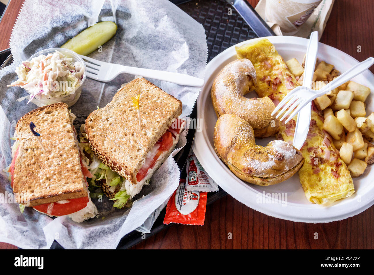 Port St. Saint Lucie Florida, Tradition, Bagel Brothers, Restaurant Restaurants Essen Essen Essen Café Cafés, Frühstück Ei Omelette, Bagel, Sandwich Shop, Papier pla Stockfoto