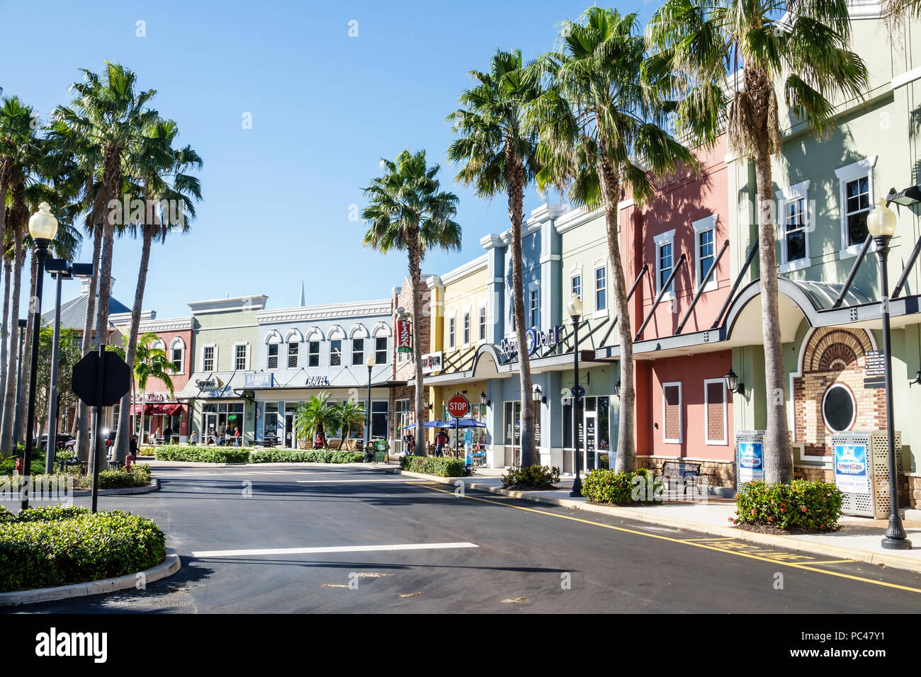 Port St. Saint Lucie Florida, Tradition, Einkaufszentrum, Geschäfte, Außenansicht, Parkplatzzufahrt, Sabal Palmen, FL171212007 Stockfoto