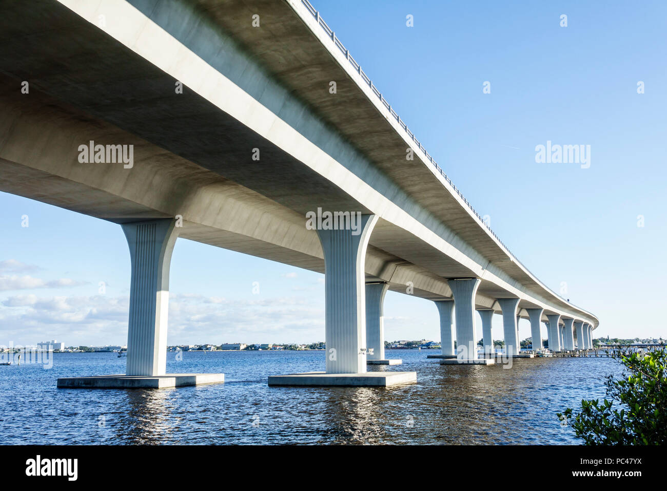 Stuart Florida, St. Saint Lucie River Water, Route 1 Federal Highway Roosevelt Bridge, Betonsegmentbrücke, Stützturmsäule, Wasser, Blick von und Stockfoto