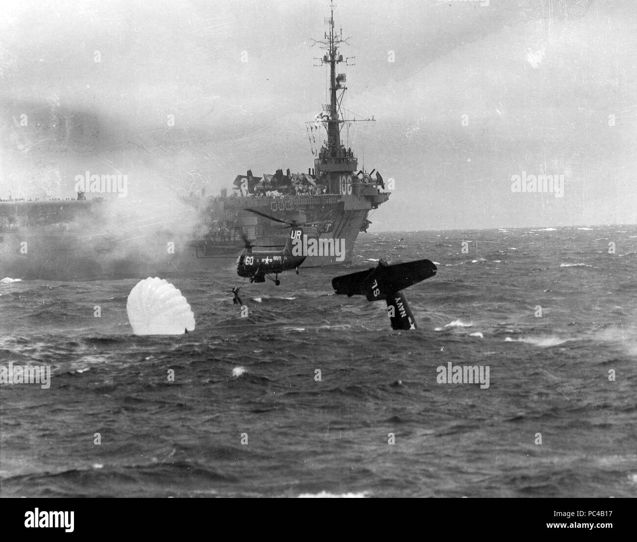 AF-2 Pilot recovery USS Block Island (CVE-1854) 1953. Stockfoto