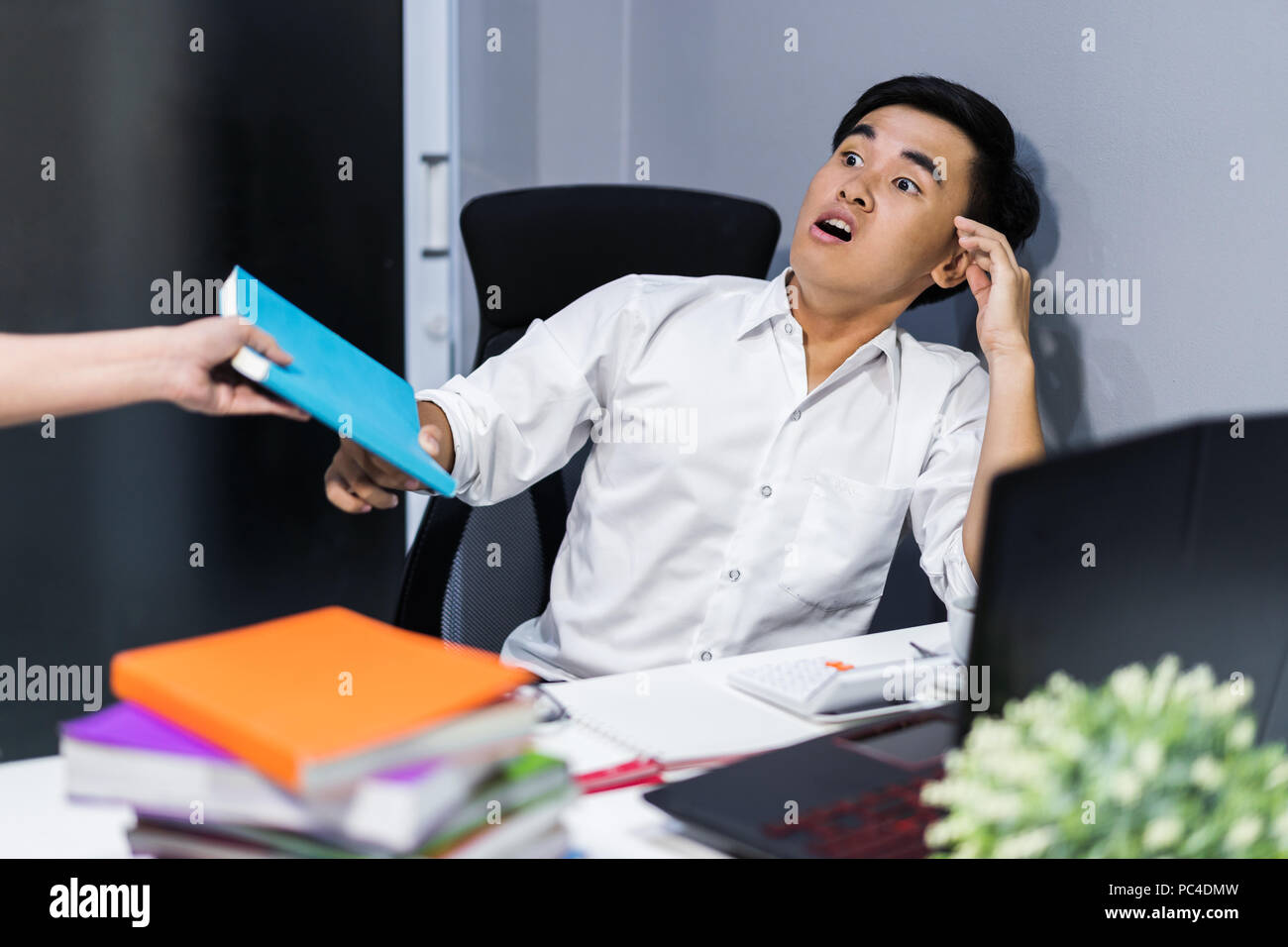 Hand ein Buch zu langweilig Student Stockfoto