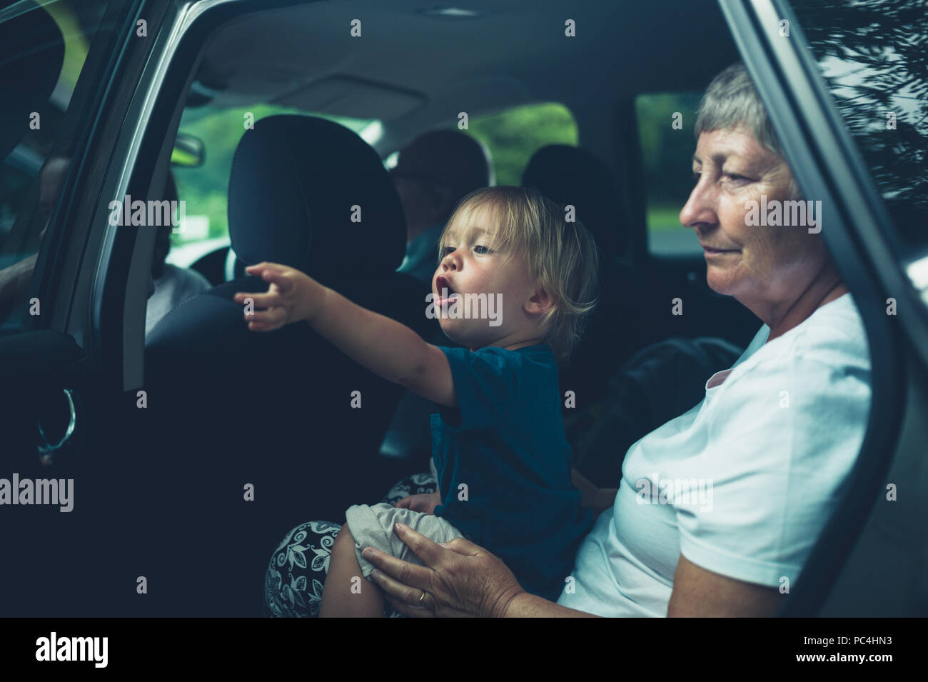 Kleinkind auf dem schoß Fotos und Bildmaterial in hoher Auflösung Alamy