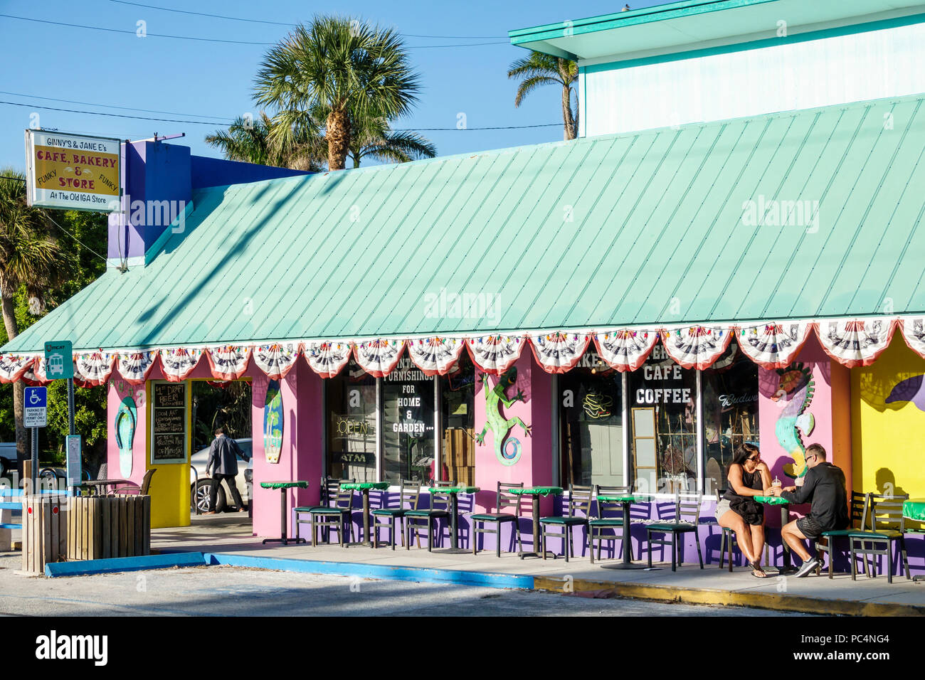 Florida, Anna Maria Island, Gulf Drive, Ginny & Jane's Cafe Bakery Store, außen, im Freien, auf dem Bürgersteig draußen Tische Essen Straßencafe, Tische, Mann Männer mal Stockfoto