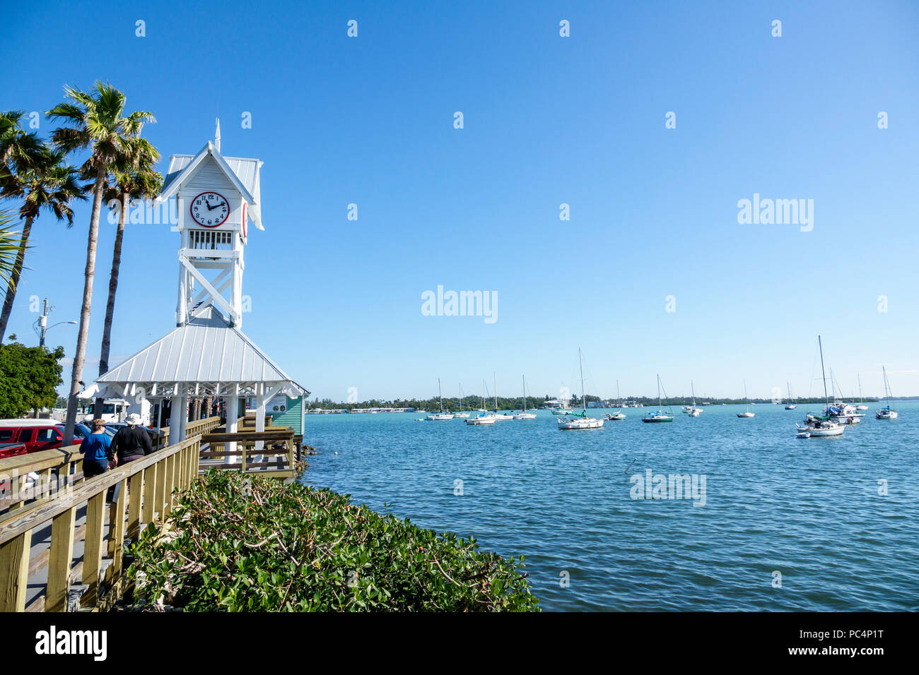 Florida, Bradenton Beach, Bay Side, historischer Bridge Street Pier, Uhrenturm, Segelboote, FL171212063 Stockfoto