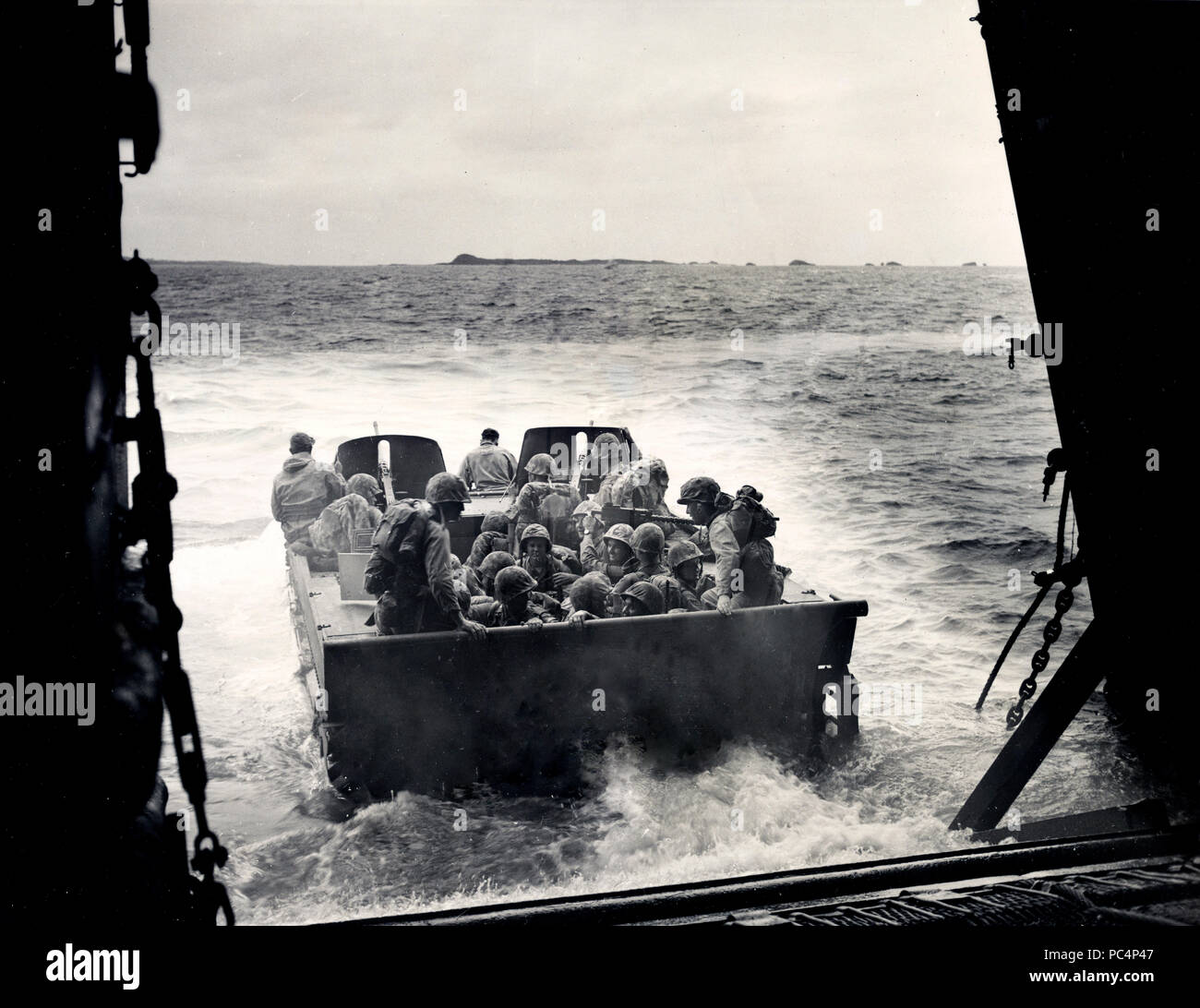 Amphibische Traktor Spritzer unten von einem LST Richtung Strand von Iheya, einer kleinen Ryukyu Insel in der Nähe von Okinawa Juni 3 Stockfoto