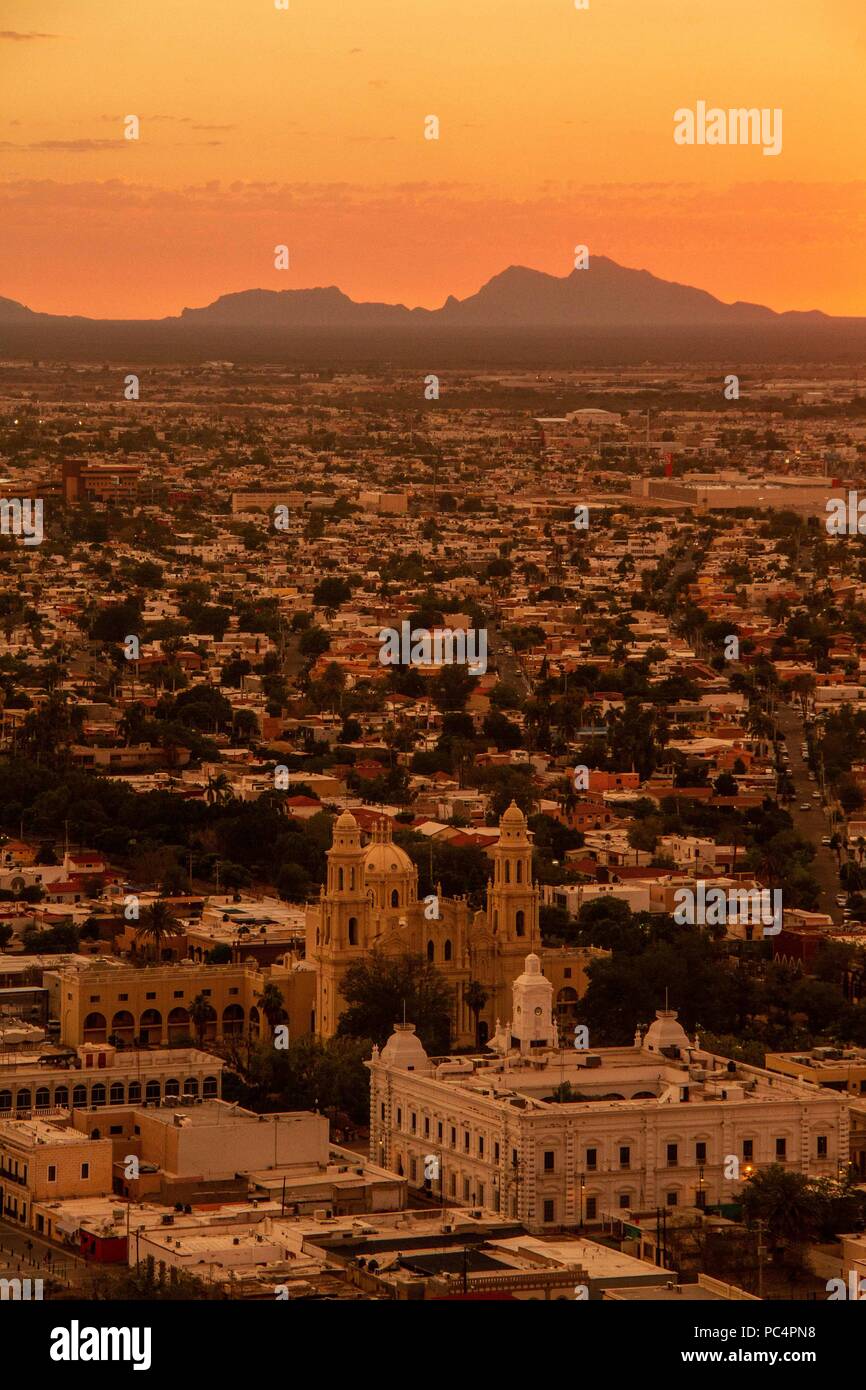 Bewölkt und sonnig. Catedral de Hermosillo. Cerro de la Campana Hermosillo, Sonora Mexico Stockfoto