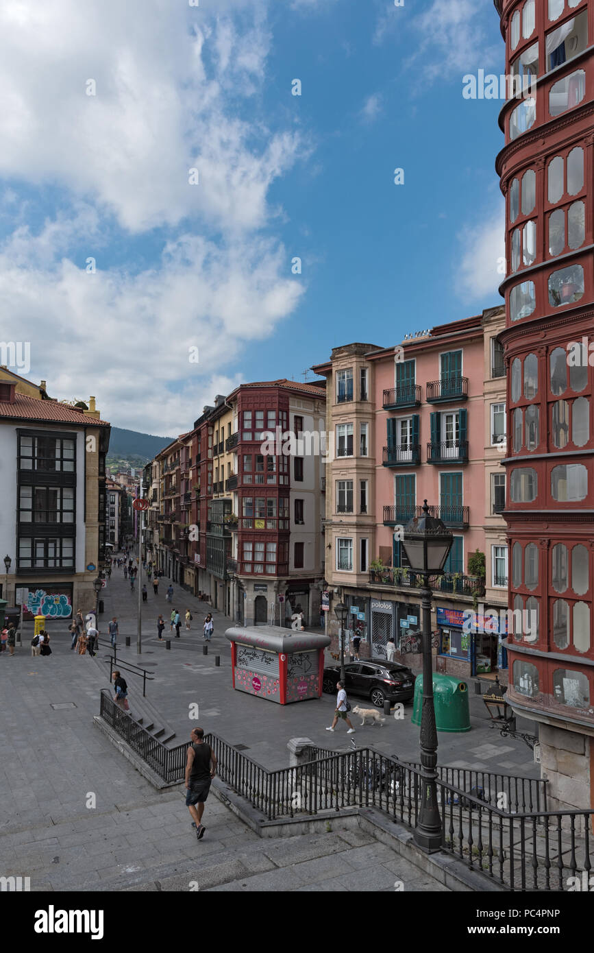 Die Menschen auf dem Platz und Bars an der unamuno Square, Bilbao, Spanien. Stockfoto