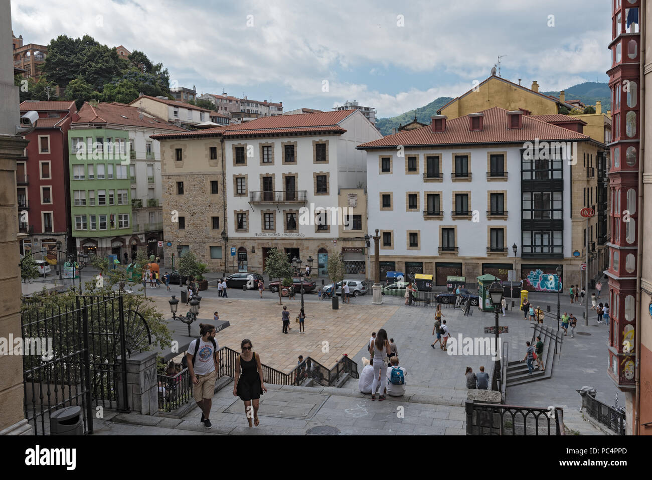 Die Menschen auf dem Platz und Bars an der unamuno Square, Bilbao, Spanien. Stockfoto