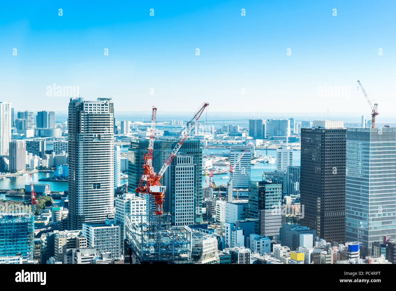 Asien Business Konzept für Immobilien und Corporate Bau - Panoramablick auf die moderne Skyline der Stadt aus der Vogelperspektive Luftaufnahme mit Kran in der Nähe von Tokyo Tower der Unte Stockfoto