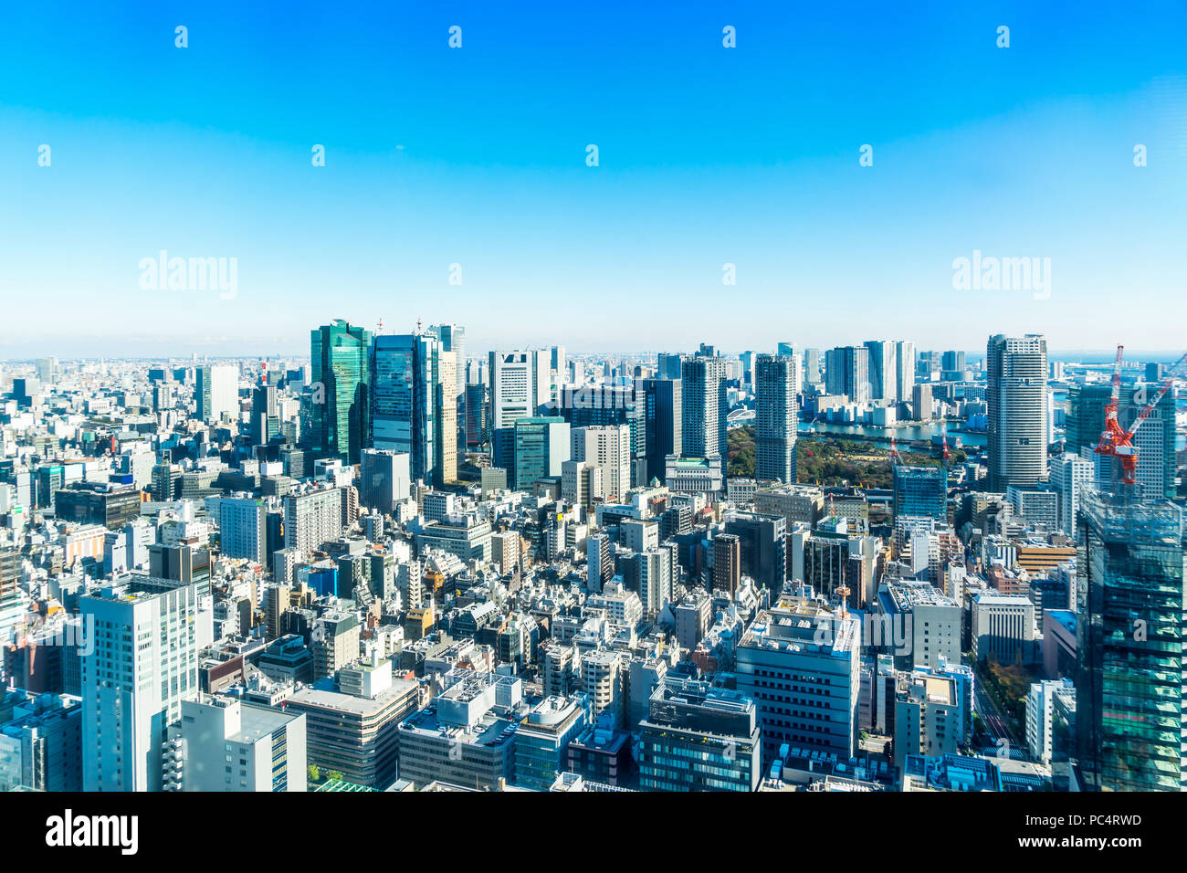 Asien Business Konzept für Immobilien und Corporate Bau - Panoramablick auf die moderne Skyline der Stadt aus der Vogelperspektive Luftaufnahme mit Kran in der Nähe von Tokyo Tower der Unte Stockfoto