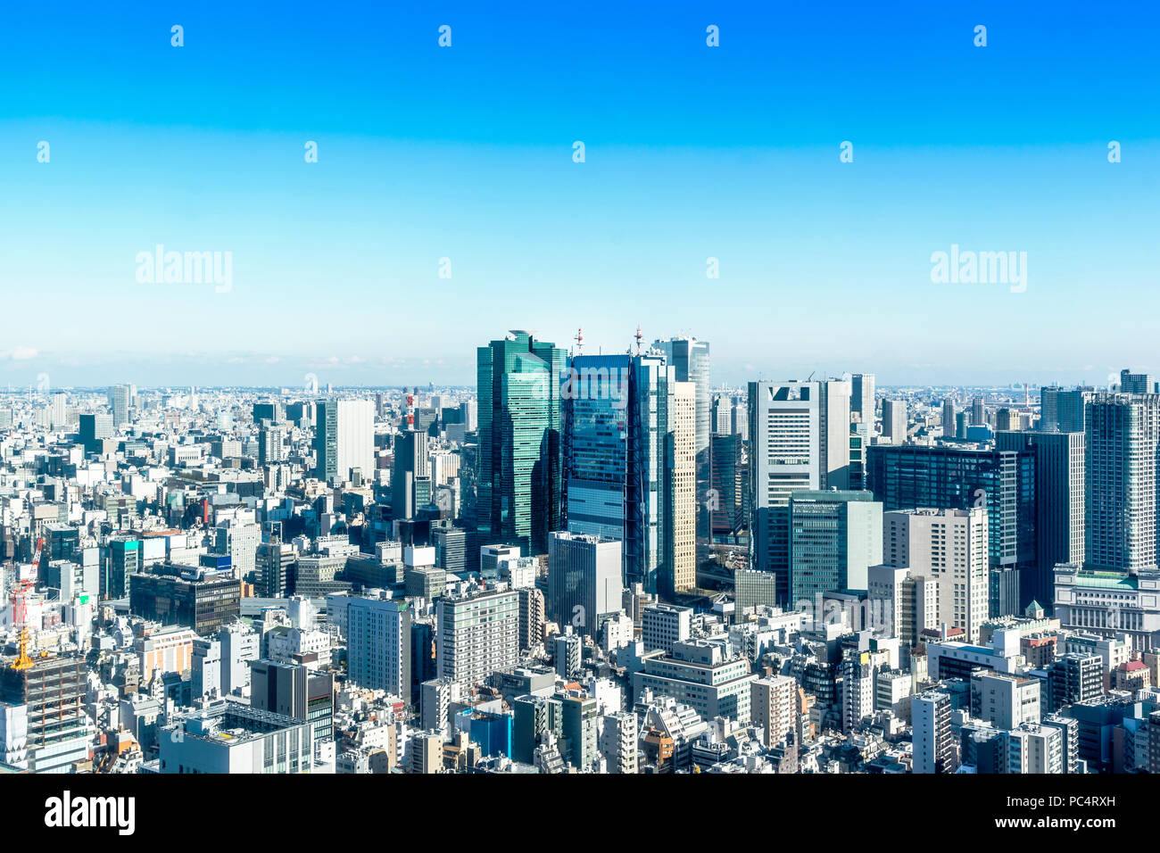 Asien Business Konzept für Immobilien und Corporate Bau - Panoramablick auf die moderne Skyline der Stadt aus der Vogelperspektive Luftaufnahme in der Nähe von Tokyo Tower unter hellen Su Stockfoto