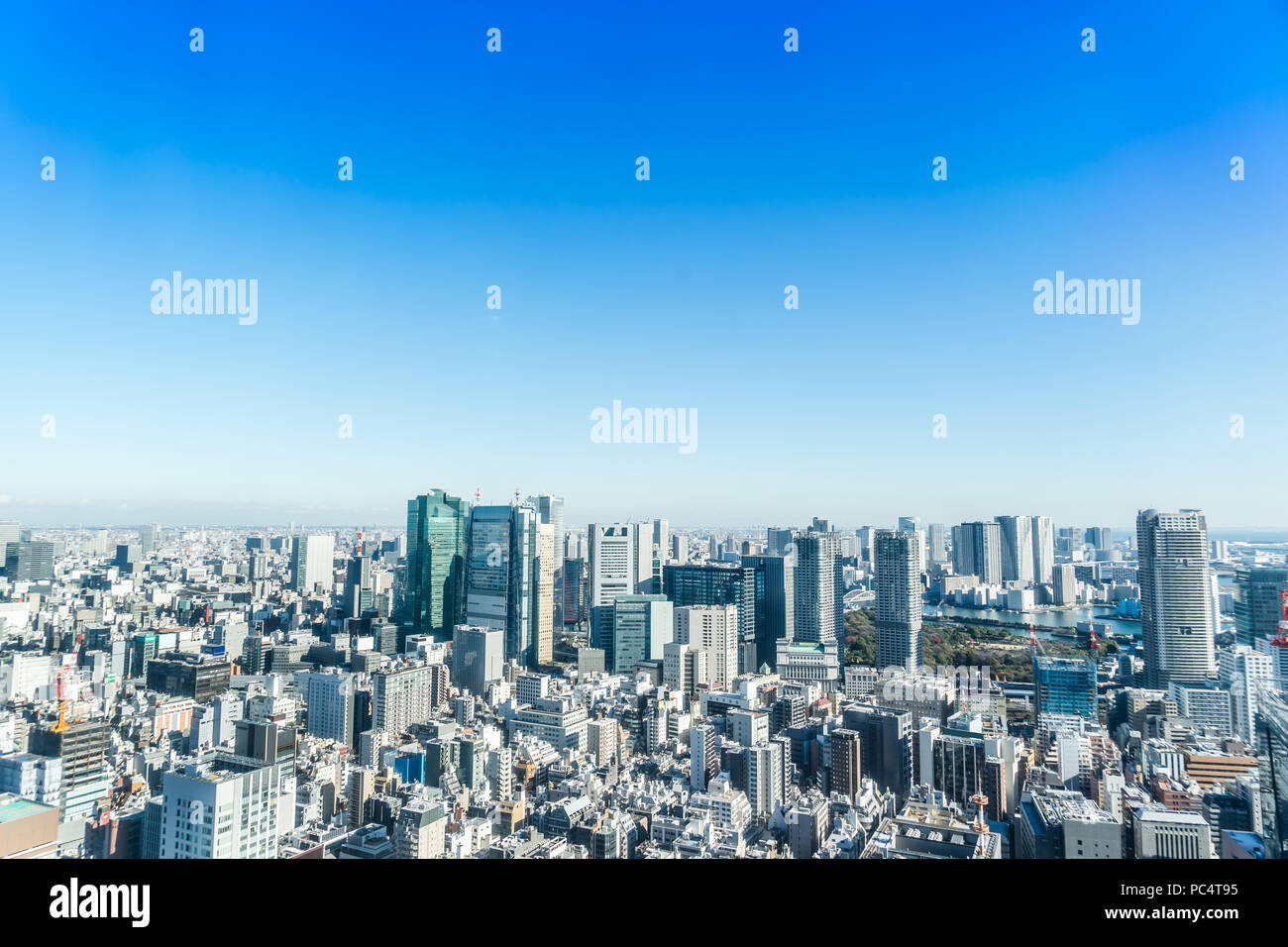 Asien Business Konzept für Immobilien und Corporate Bau - Panoramablick auf die moderne Skyline der Stadt aus der Vogelperspektive Luftaufnahme in der Nähe von Tokyo Tower unter hellen Su Stockfoto