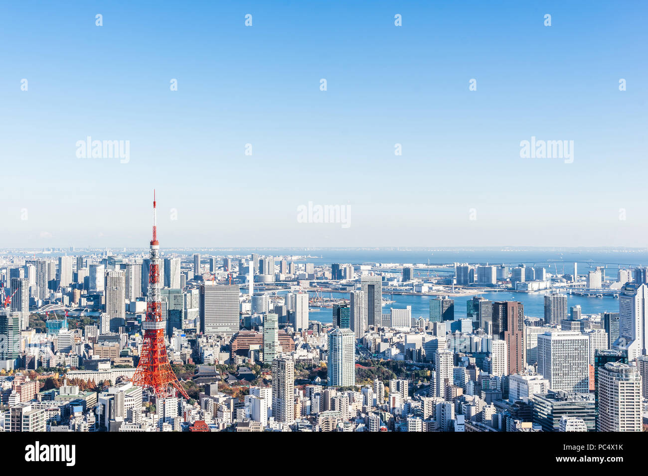 Asien Business Konzept für Immobilien und Corporate Bau - Panoramablick auf die moderne Skyline der Stadt aus der Vogelperspektive Blick auf den Tokyo Tower und Odaiba unter Stockfoto