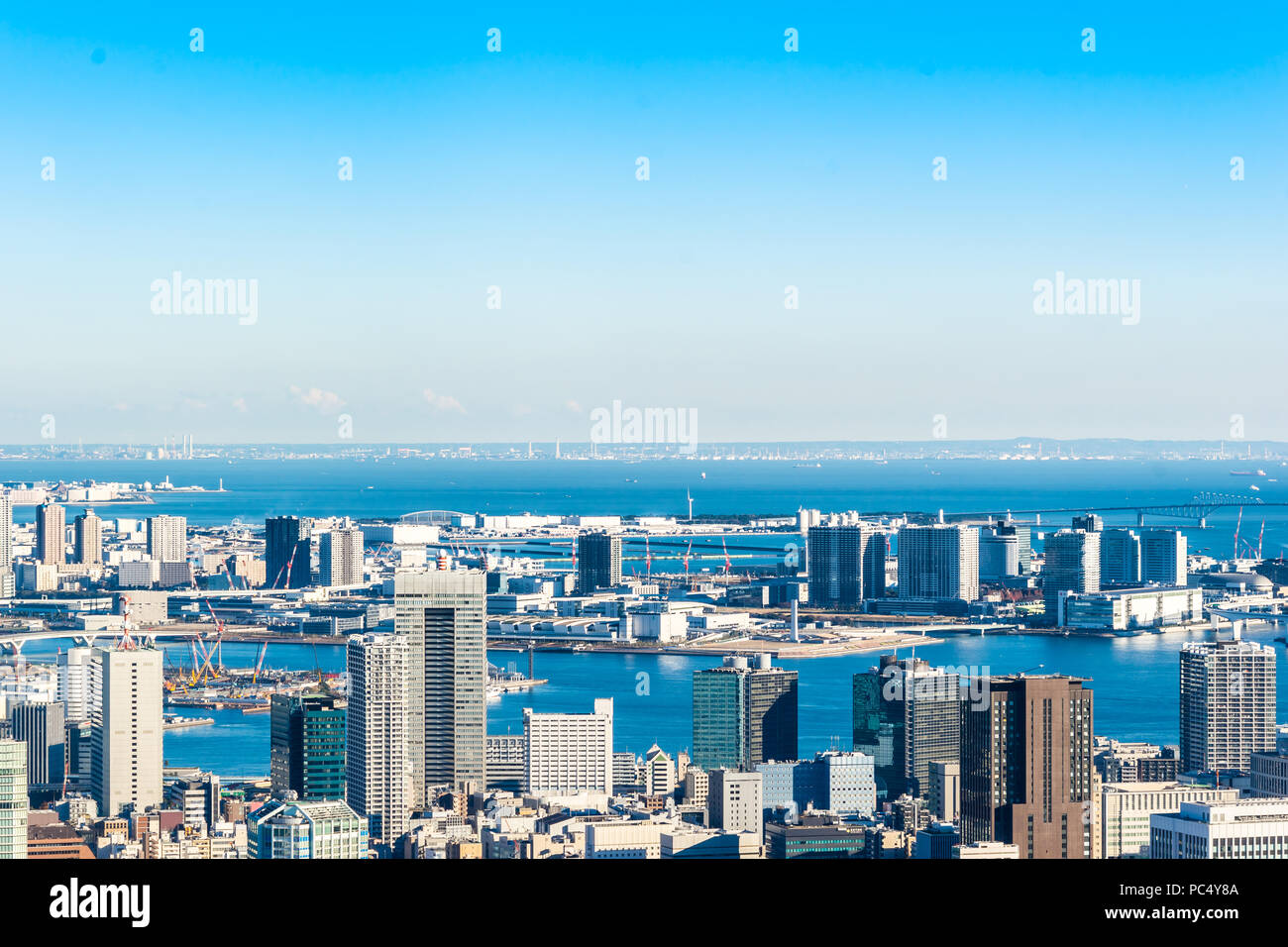 Asien Business Konzept für Immobilien und Corporate Bau - Panoramablick auf die moderne Skyline der Stadt aus der Vogelperspektive Luftaufnahme von Odaiba & Tokyo Metropolitan E Stockfoto
