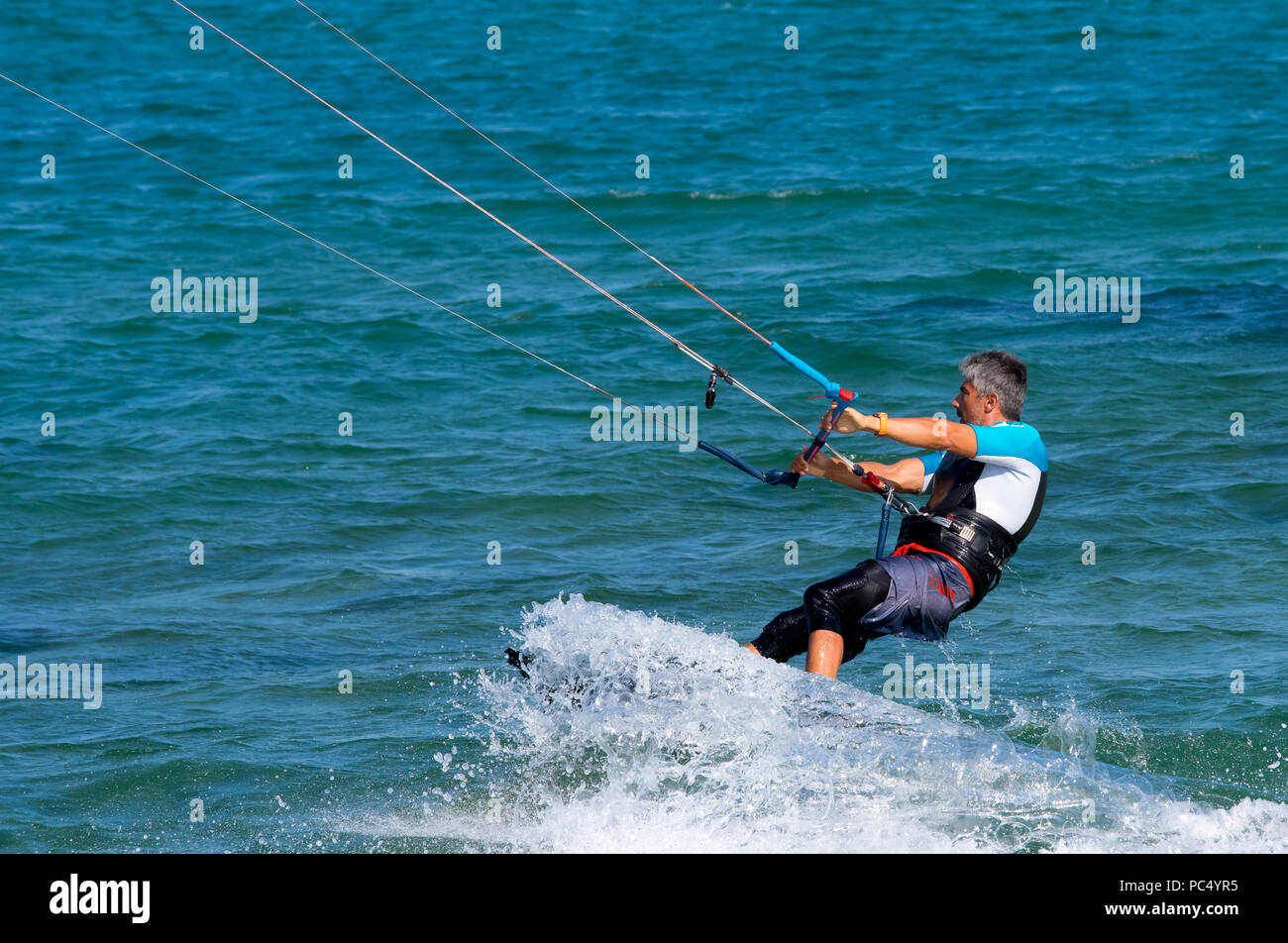 Shkorpilovtsi, Bulgarien - 29. Juni 2018: Kiteboarding Sport. Freizeitaktivitäten, Hobbies, Wassersport und Spaß im Sommer. Kitesurfen Extreme s Stockfoto