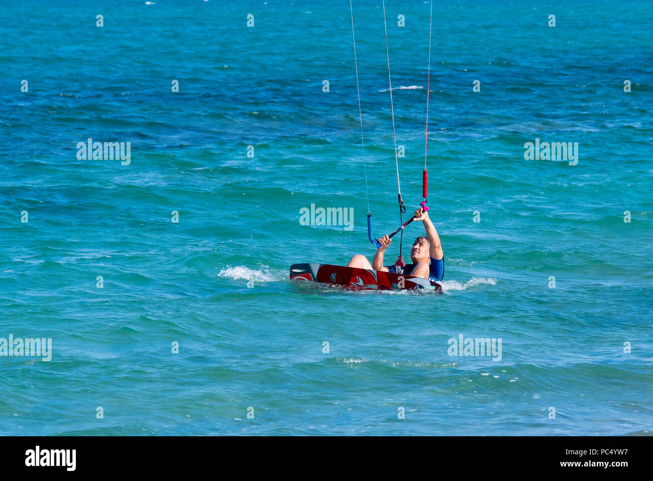 Shkorpilovtsi, Bulgarien - 29. Juni 2018: Kiteboarding Sport. Freizeitaktivitäten, Hobbies, Wassersport und Spaß im Sommer. Man Kitesurfen auf. Stockfoto