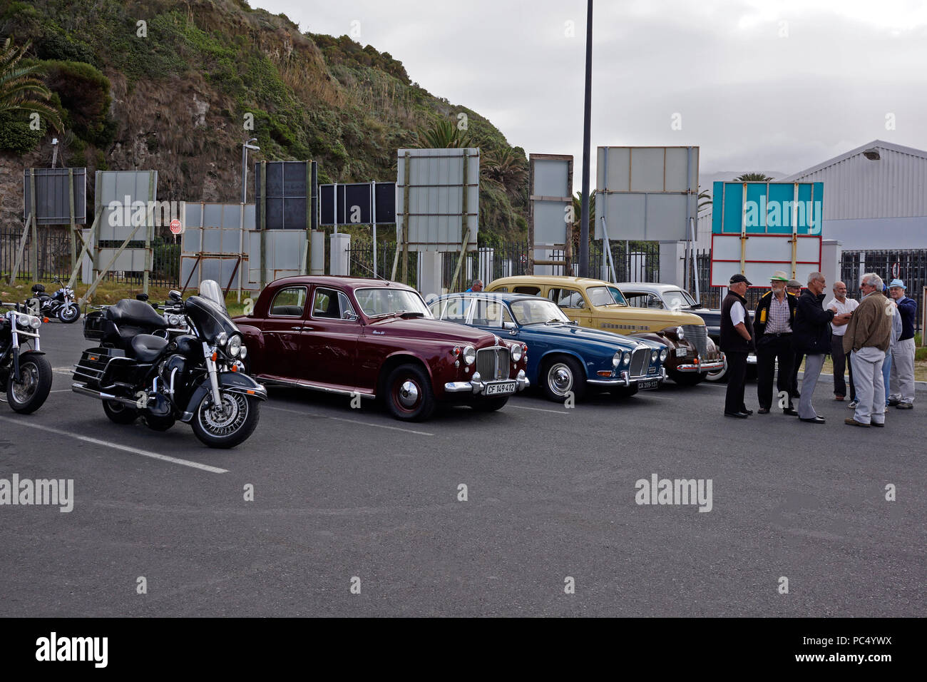 Oldtimer in Hout Bay Hafen in der Nähe von Kapstadt, Südafrika geparkt. Stockfoto