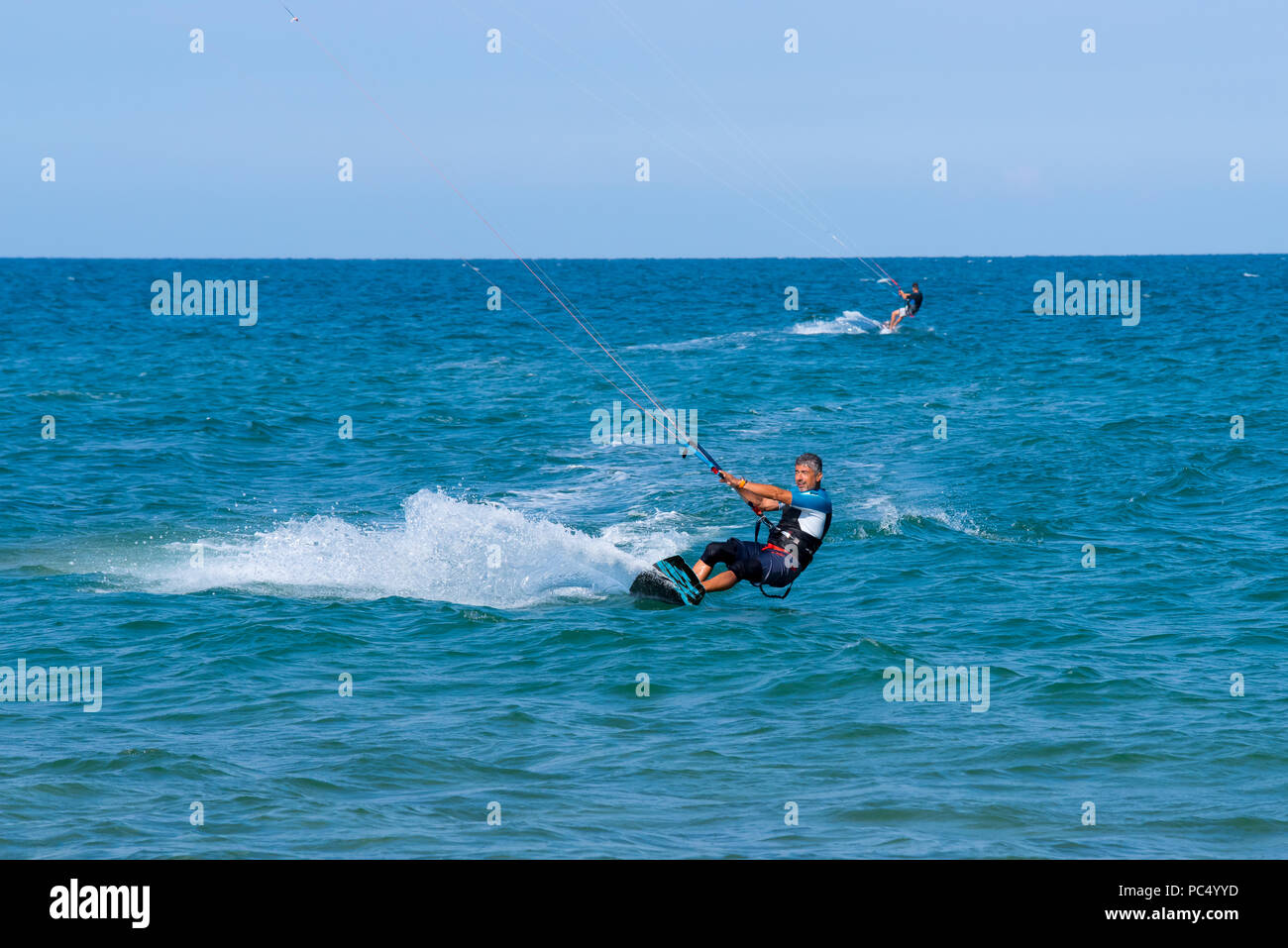 Shkorpilovtsi, Bulgarien - 29. Juni 2018: Kiteboarder Athlet Durchführung kiteboarding Tricks auf dem Wasser im Meer. Kiteboarding, Kitesurfing Sport. Stockfoto