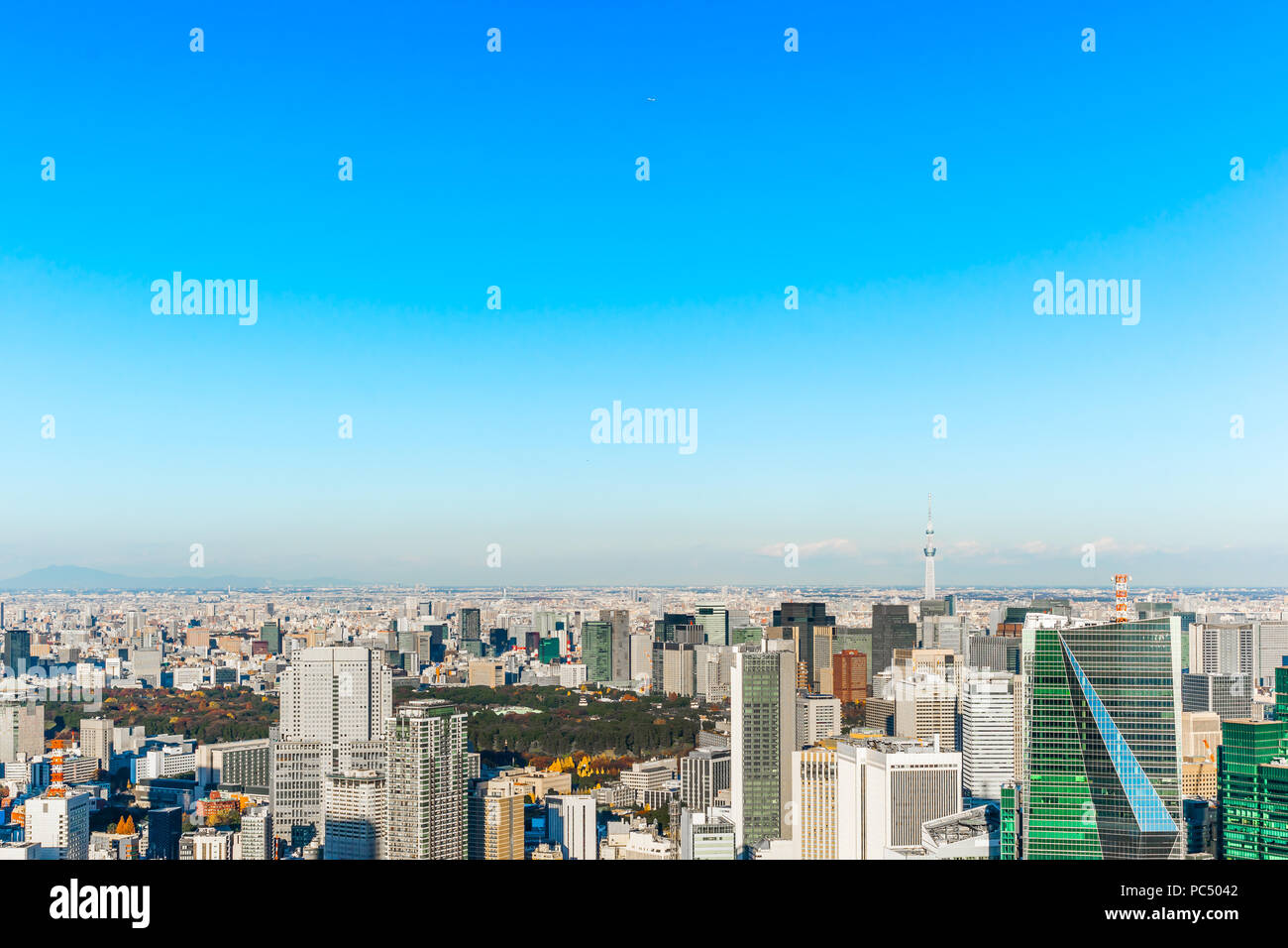 Asien Business Konzept für Immobilien und Corporate Bau - Panoramablick auf die moderne Skyline der Stadt aus der Vogelperspektive Luftbild unter blauem Himmel in Roppongi Hill, Stockfoto